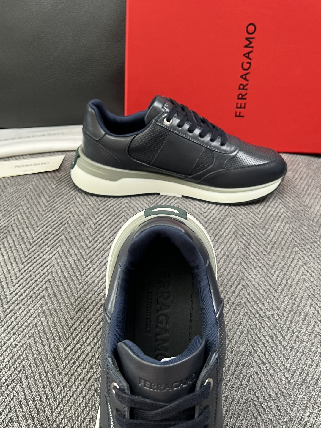 Ferragamo  高品质  顶级工艺品  菲拉格慕   专柜同步发售原厂配置，意大利进口原版牛皮，进口水染牛里 ，鞋
