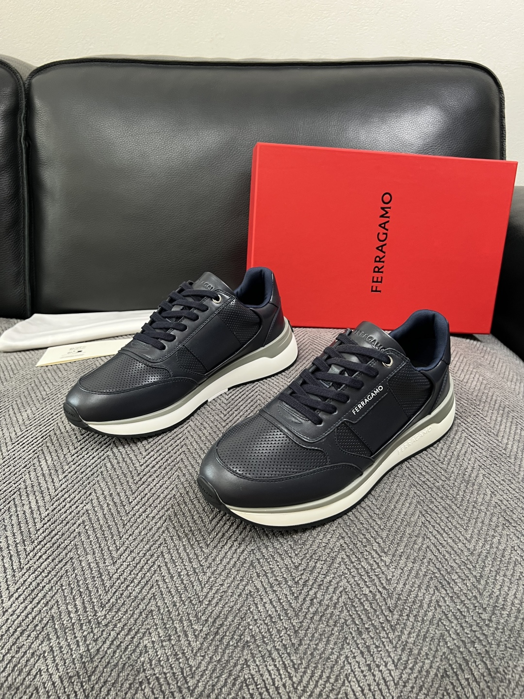 Ferragamo  高品质  顶级工艺品  菲拉格慕   专柜同步发售原厂配置，意大利进口原版牛皮，进口水染牛里 ，鞋