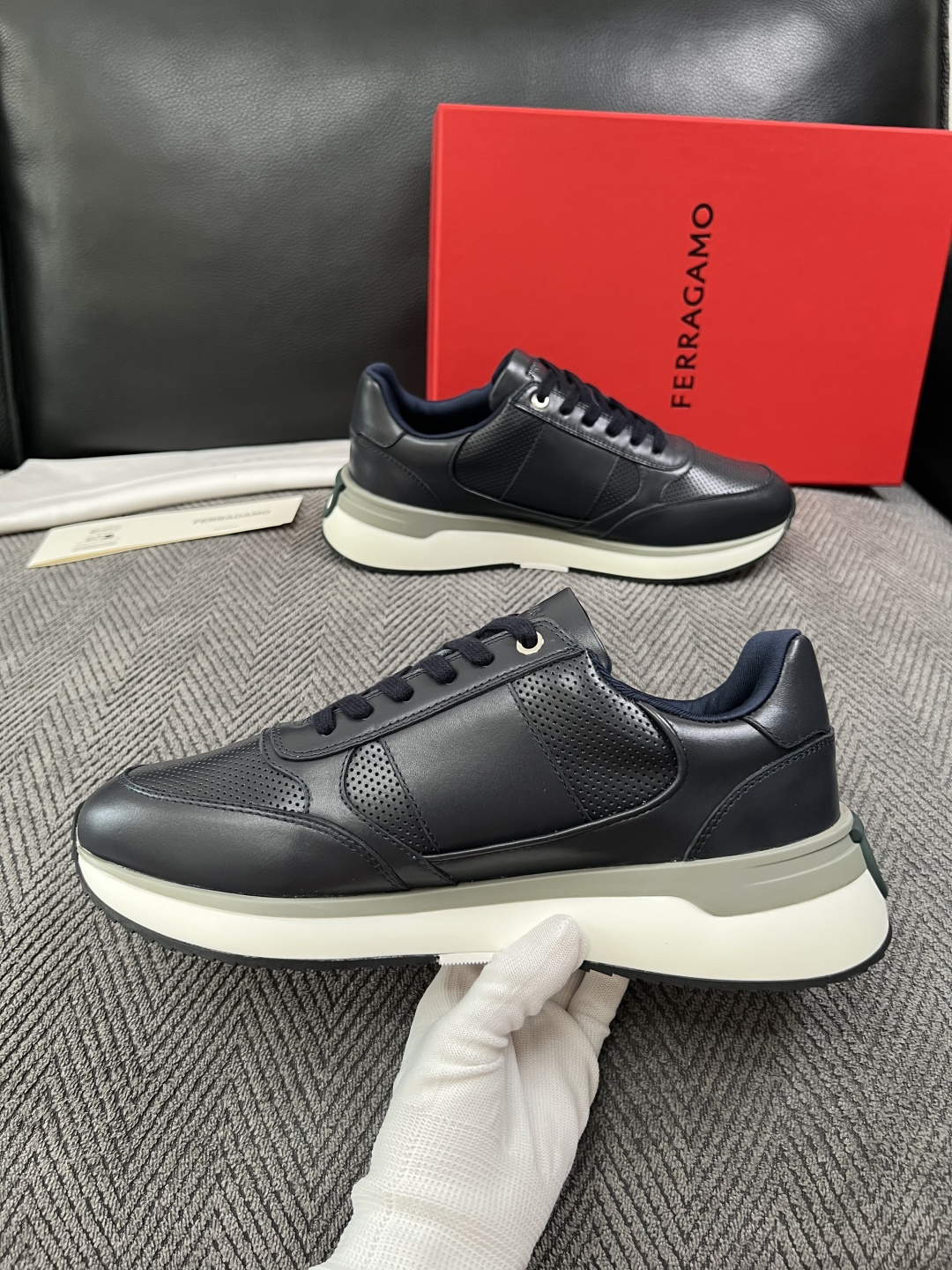 Ferragamo  高品质  顶级工艺品  菲拉格慕   专柜同步发售原厂配置，意大利进口原版牛皮，进口水染牛里 ，鞋