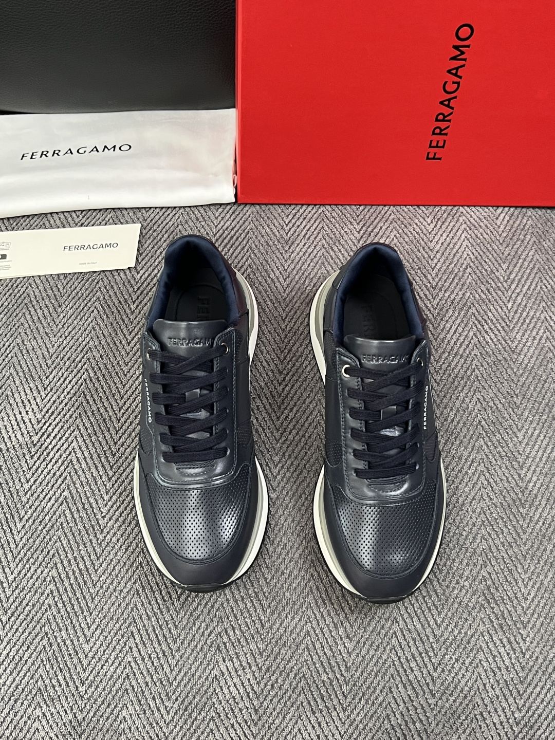 Ferragamo  高品质  顶级工艺品  菲拉格慕   专柜同步发售原厂配置，意大利进口原版牛皮，进口水染牛里 ，鞋