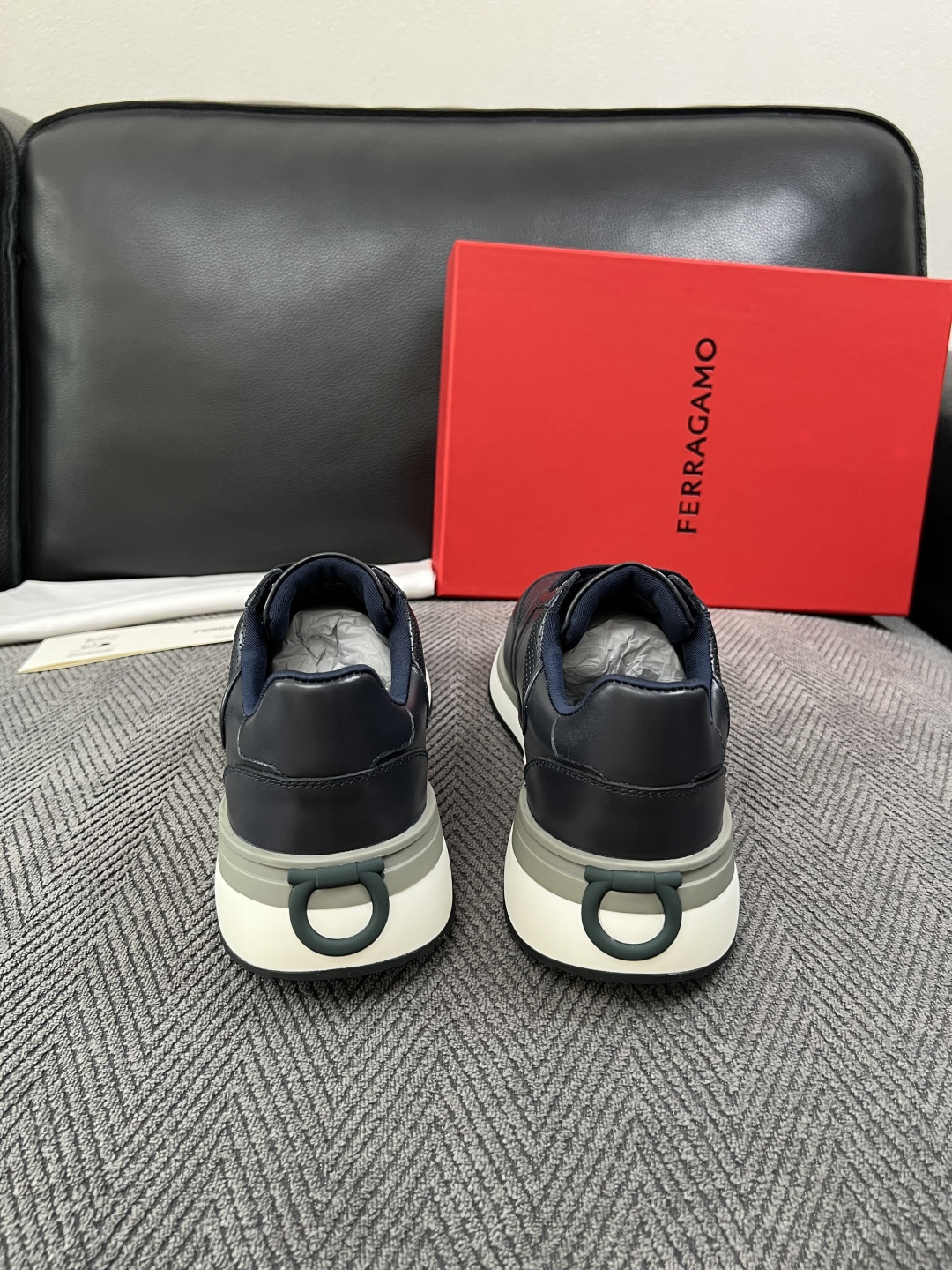Ferragamo  高品质  顶级工艺品  菲拉格慕   专柜同步发售原厂配置，意大利进口原版牛皮，进口水染牛里 ，鞋
