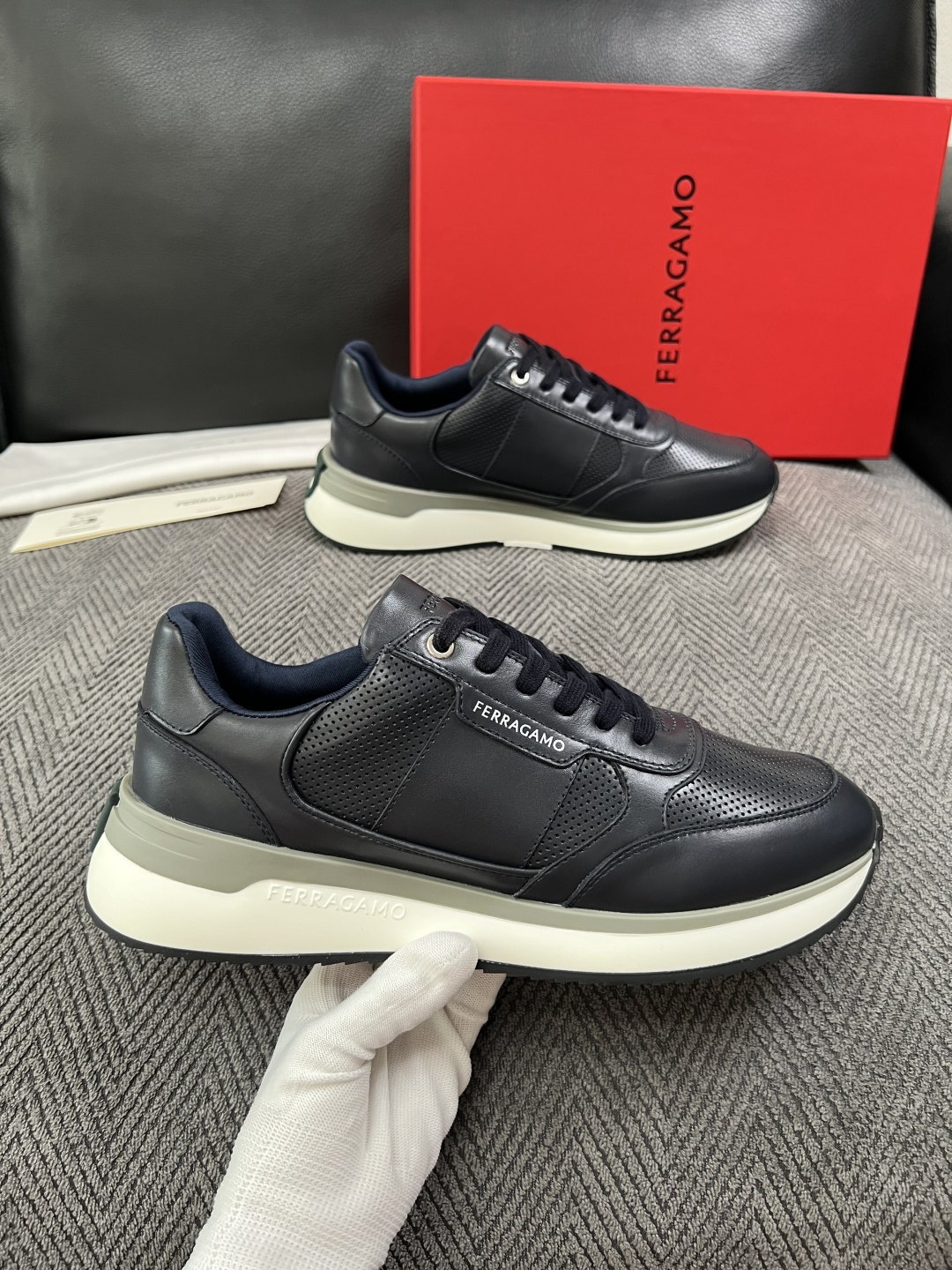 Ferragamo  高品质  顶级工艺品  菲拉格慕   专柜同步发售原厂配置，意大利进口原版牛皮，进口水染牛里 ，鞋