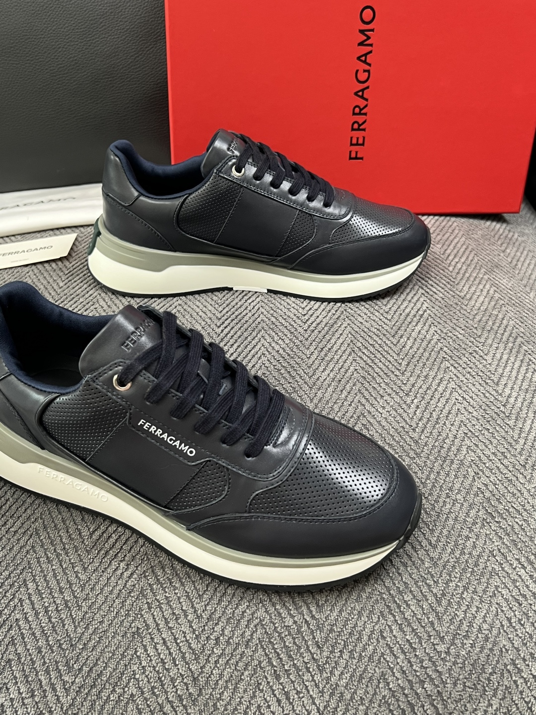 Ferragamo  高品质  顶级工艺品  菲拉格慕   专柜同步发售原厂配置，意大利进口原版牛皮，进口水染牛里 ，鞋