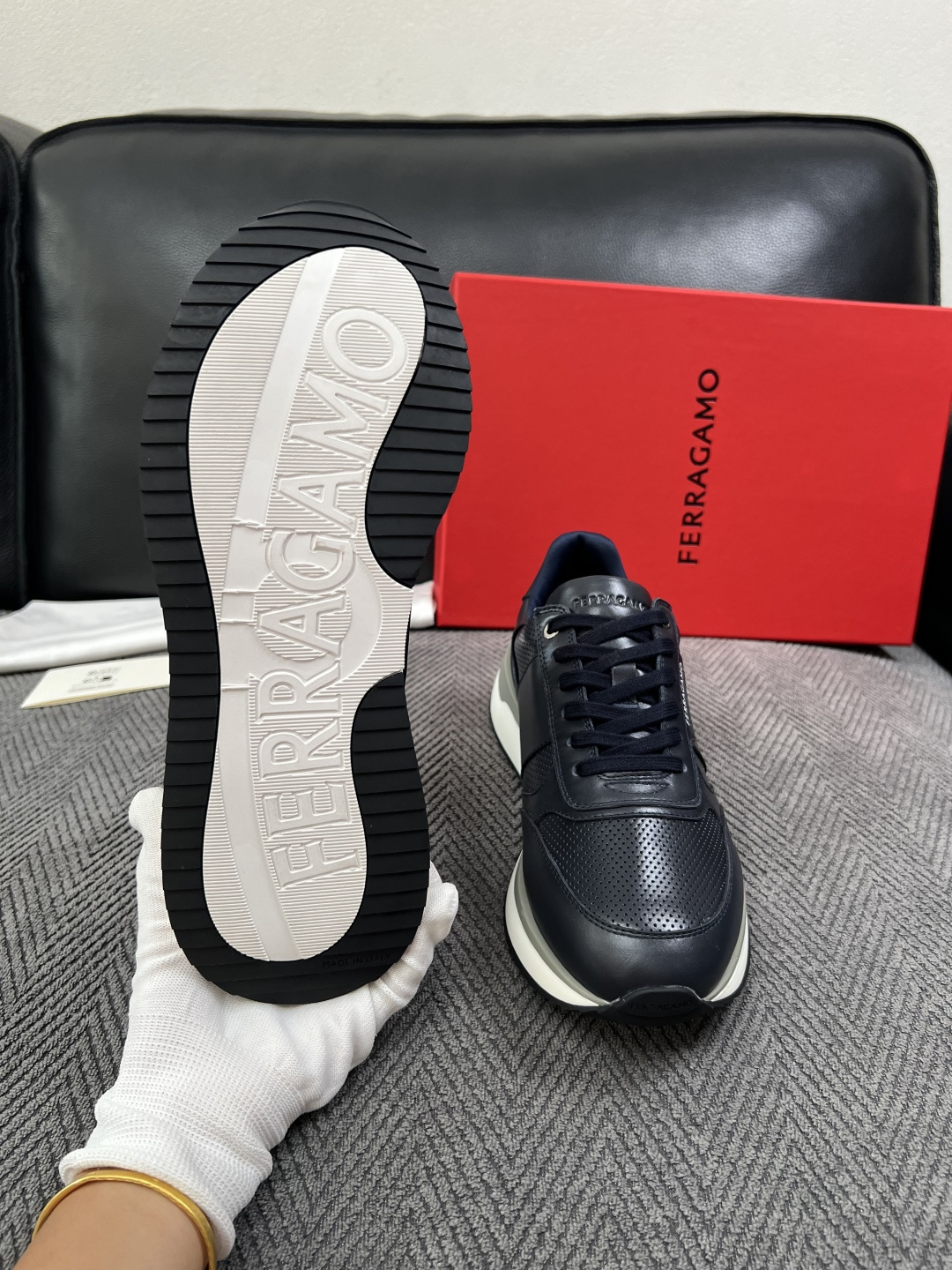 Ferragamo  高品质  顶级工艺品  菲拉格慕   专柜同步发售原厂配置，意大利进口原版牛皮，进口水染牛里 ，鞋