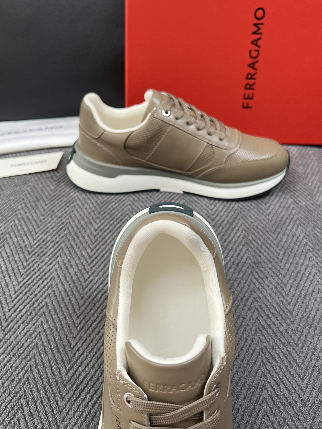 Ferragamo  高品质  顶级工艺品  菲拉格慕   专柜同步发售原厂配置，意大利进口原版牛皮，进口水染牛里 ，鞋