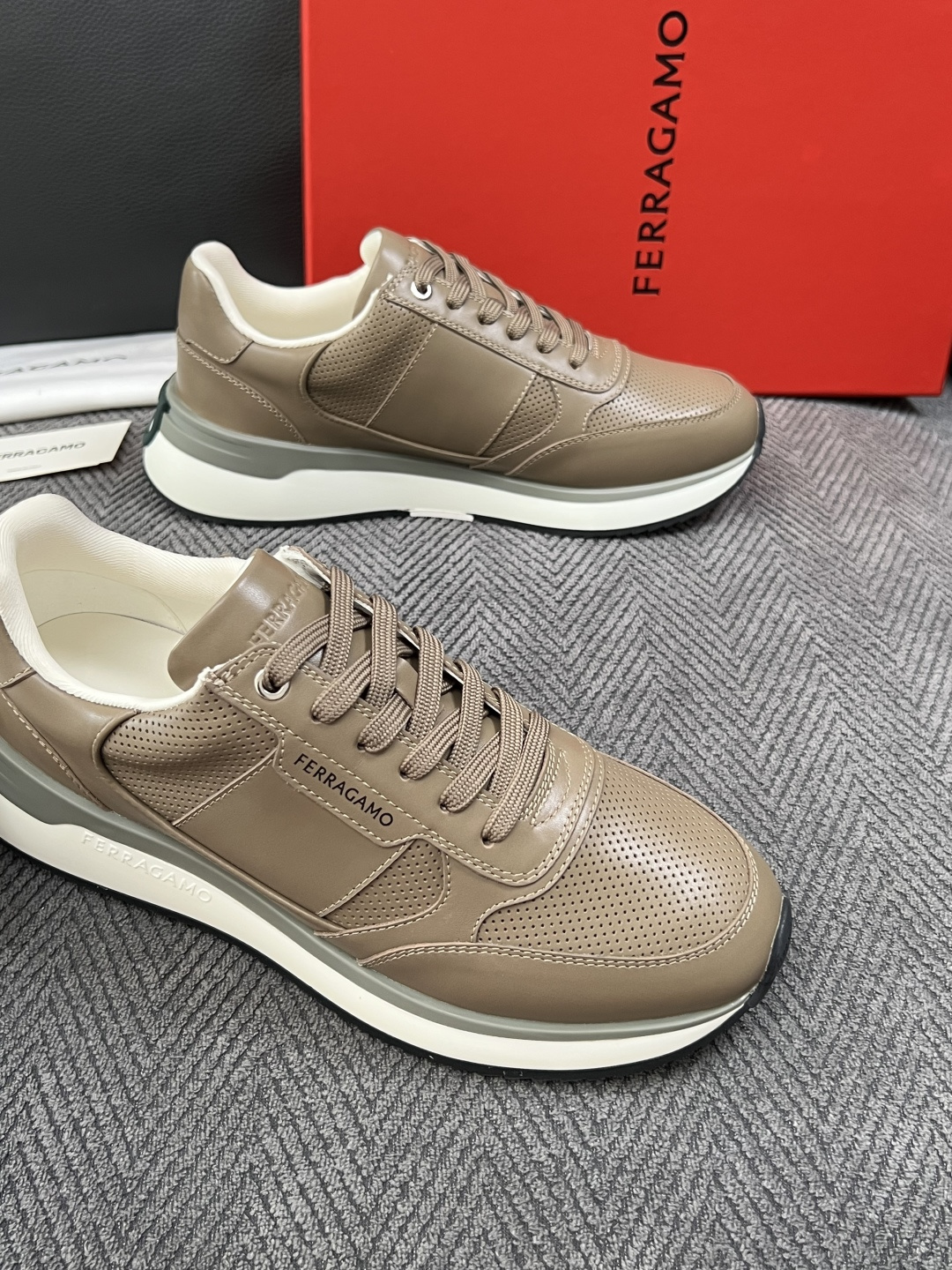 Ferragamo  高品质  顶级工艺品  菲拉格慕   专柜同步发售原厂配置，意大利进口原版牛皮，进口水染牛里 ，鞋