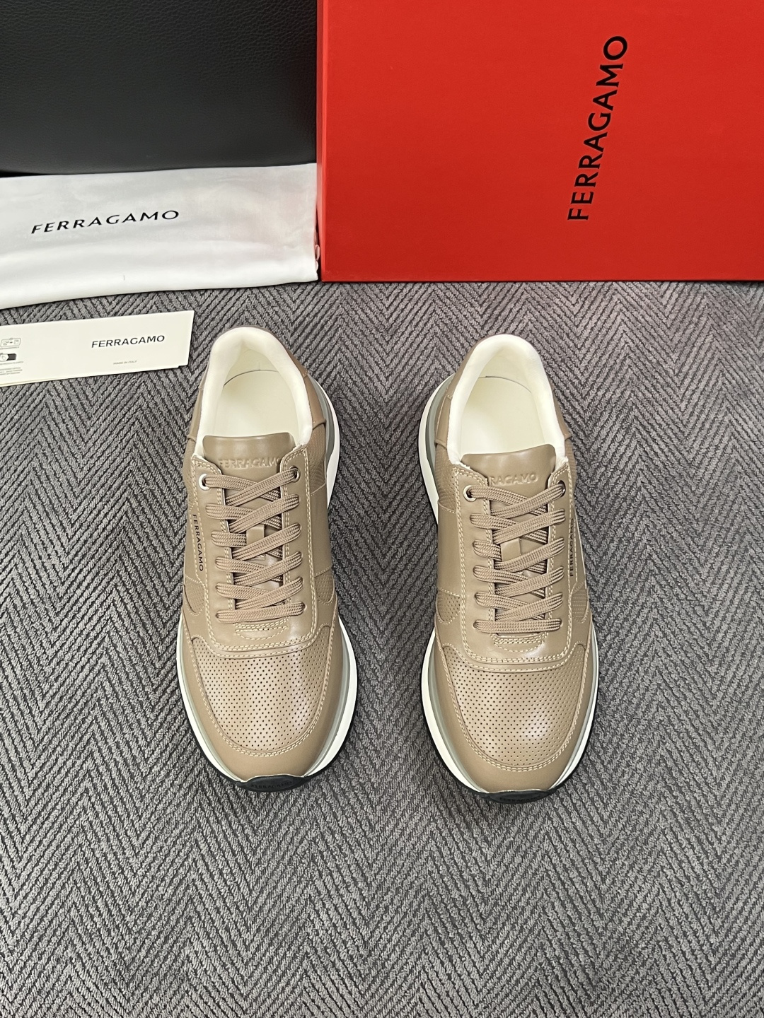 Ferragamo  高品质  顶级工艺品  菲拉格慕   专柜同步发售原厂配置，意大利进口原版牛皮，进口水染牛里 ，鞋