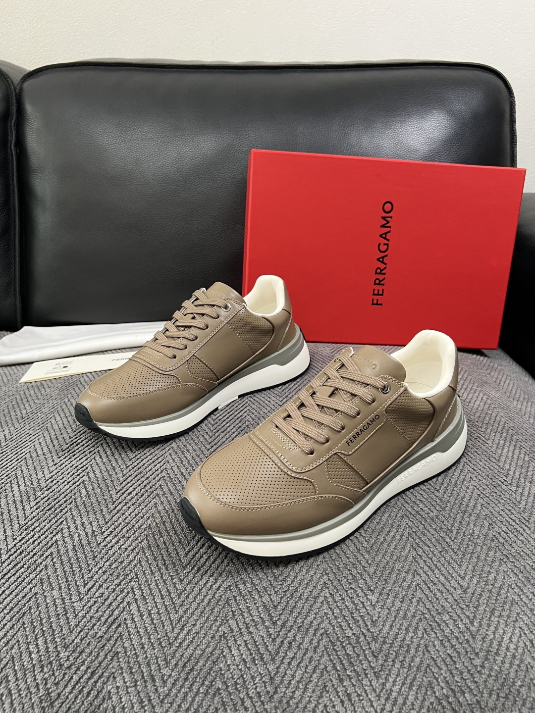 Ferragamo  高品质  顶级工艺品  菲拉格慕   专柜同步发售原厂配置，意大利进口原版牛皮，进口水染牛里 ，鞋