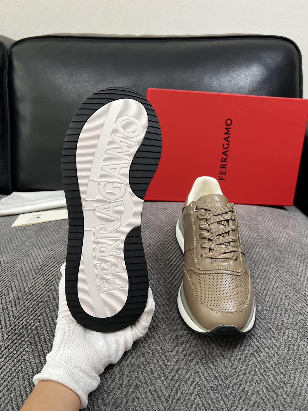 Ferragamo  高品质  顶级工艺品  菲拉格慕   专柜同步发售原厂配置，意大利进口原版牛皮，进口水染牛里 ，鞋