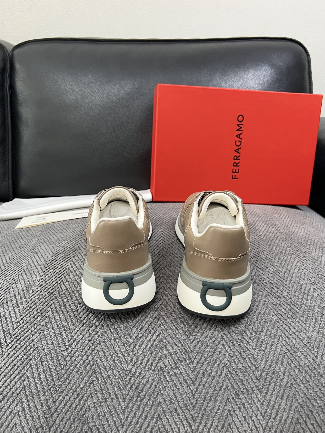 Ferragamo  高品质  顶级工艺品  菲拉格慕   专柜同步发售原厂配置，意大利进口原版牛皮，进口水染牛里 ，鞋