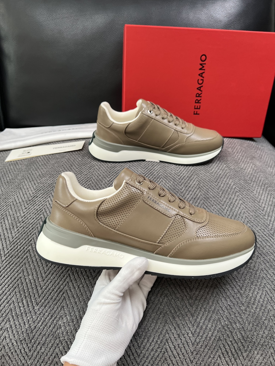 Ferragamo  高品质  顶级工艺品  菲拉格慕   专柜同步发售原厂配置，意大利进口原版牛皮，进口水染牛里 ，鞋