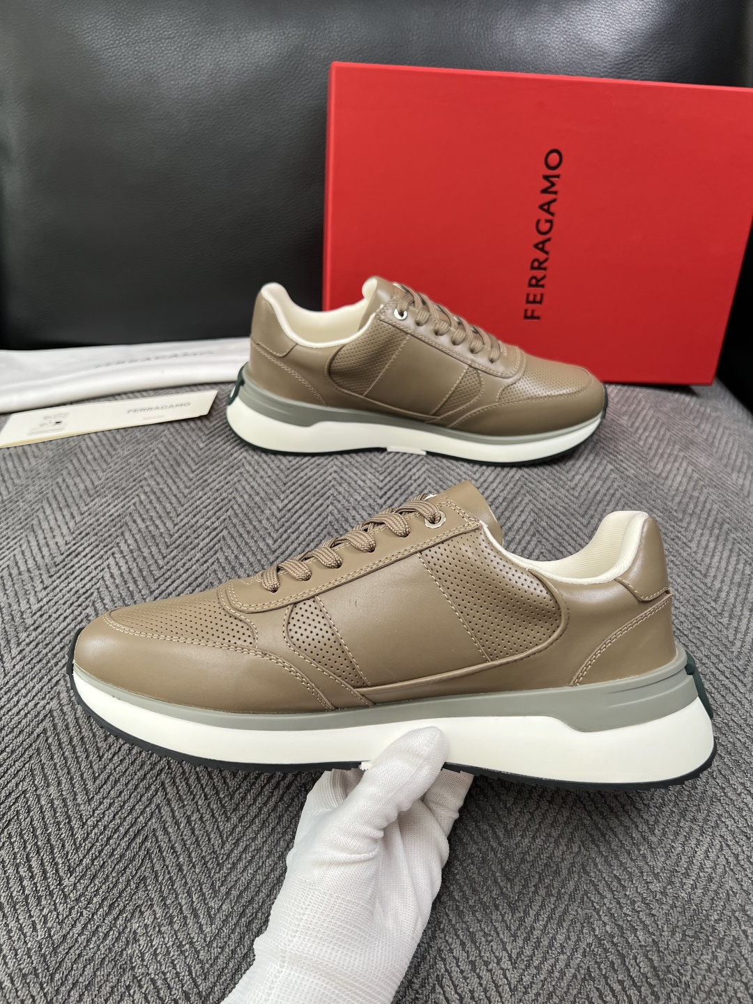 Ferragamo  高品质  顶级工艺品  菲拉格慕   专柜同步发售原厂配置，意大利进口原版牛皮，进口水染牛里 ，鞋