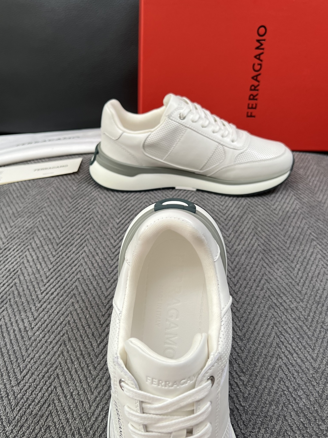 Ferragamo  高品质  顶级工艺品  菲拉格慕   专柜同步发售原厂配置，意大利进口原版牛皮，进口水染牛里 ，鞋