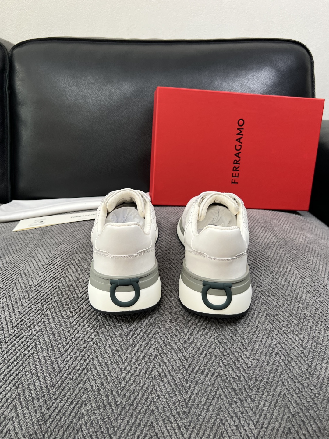 Ferragamo  高品质  顶级工艺品  菲拉格慕   专柜同步发售原厂配置，意大利进口原版牛皮，进口水染牛里 ，鞋