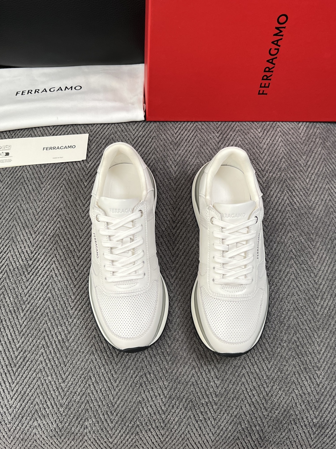 Ferragamo  高品质  顶级工艺品  菲拉格慕   专柜同步发售原厂配置，意大利进口原版牛皮，进口水染牛里 ，鞋