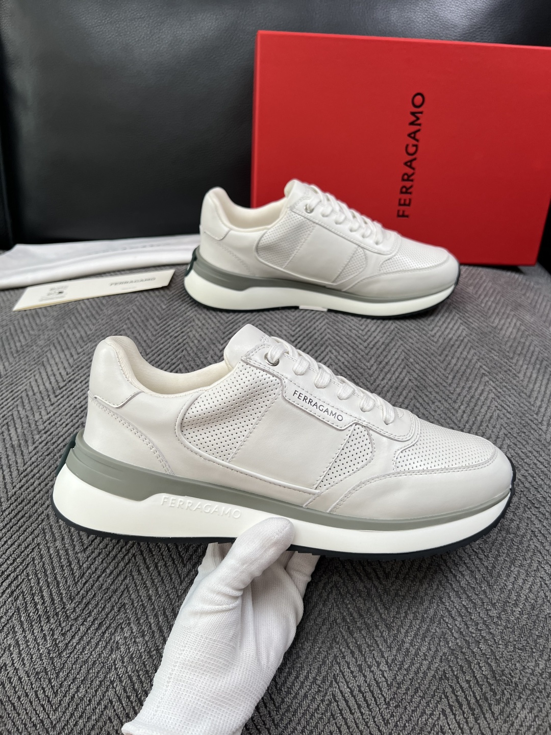 Ferragamo  高品质  顶级工艺品  菲拉格慕   专柜同步发售原厂配置，意大利进口原版牛皮，进口水染牛里 ，鞋