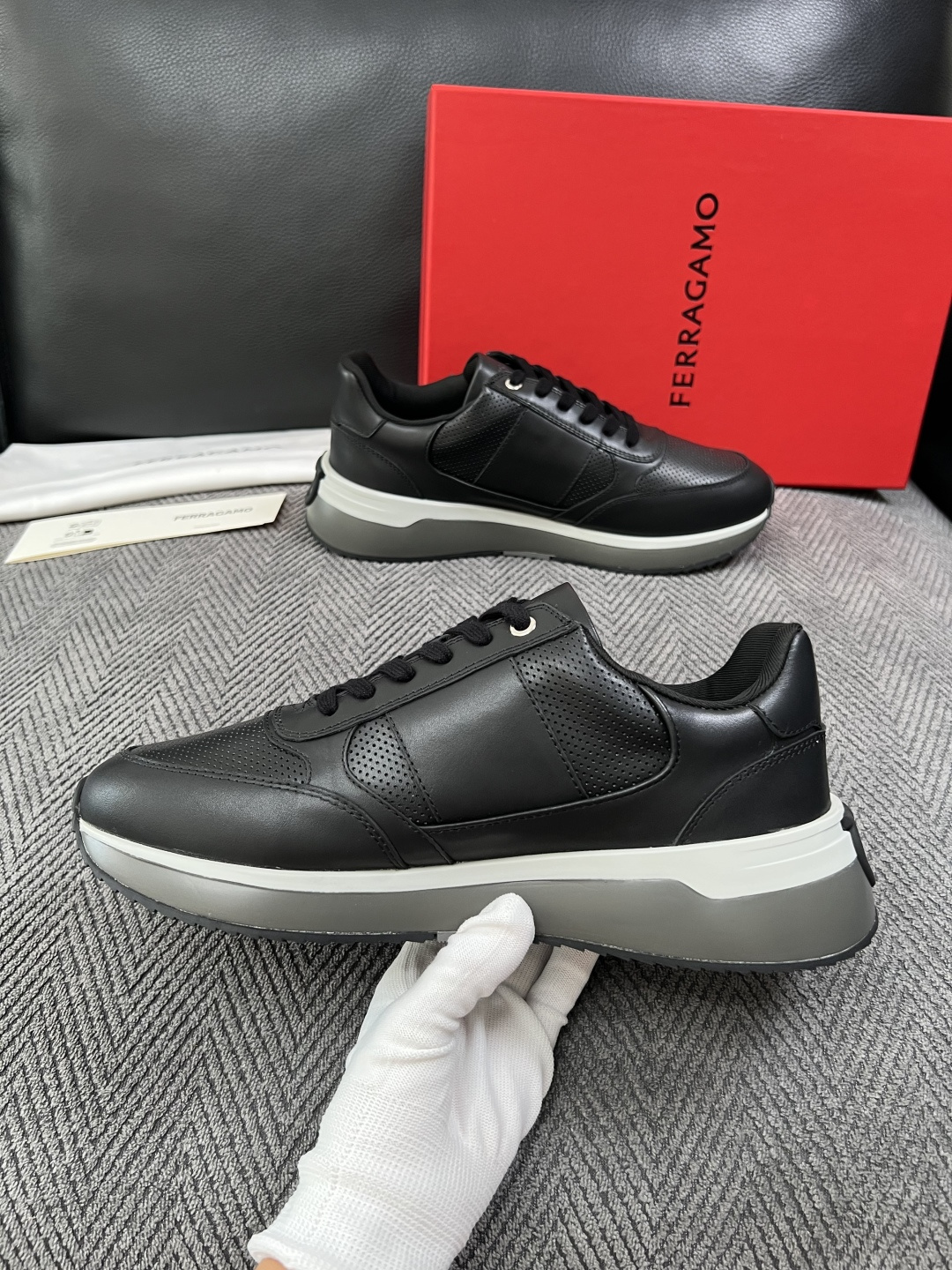 Ferragamo  高品质  顶级工艺品  菲拉格慕   专柜同步发售原厂配置，意大利进口原版牛皮，进口水染牛里 ，鞋