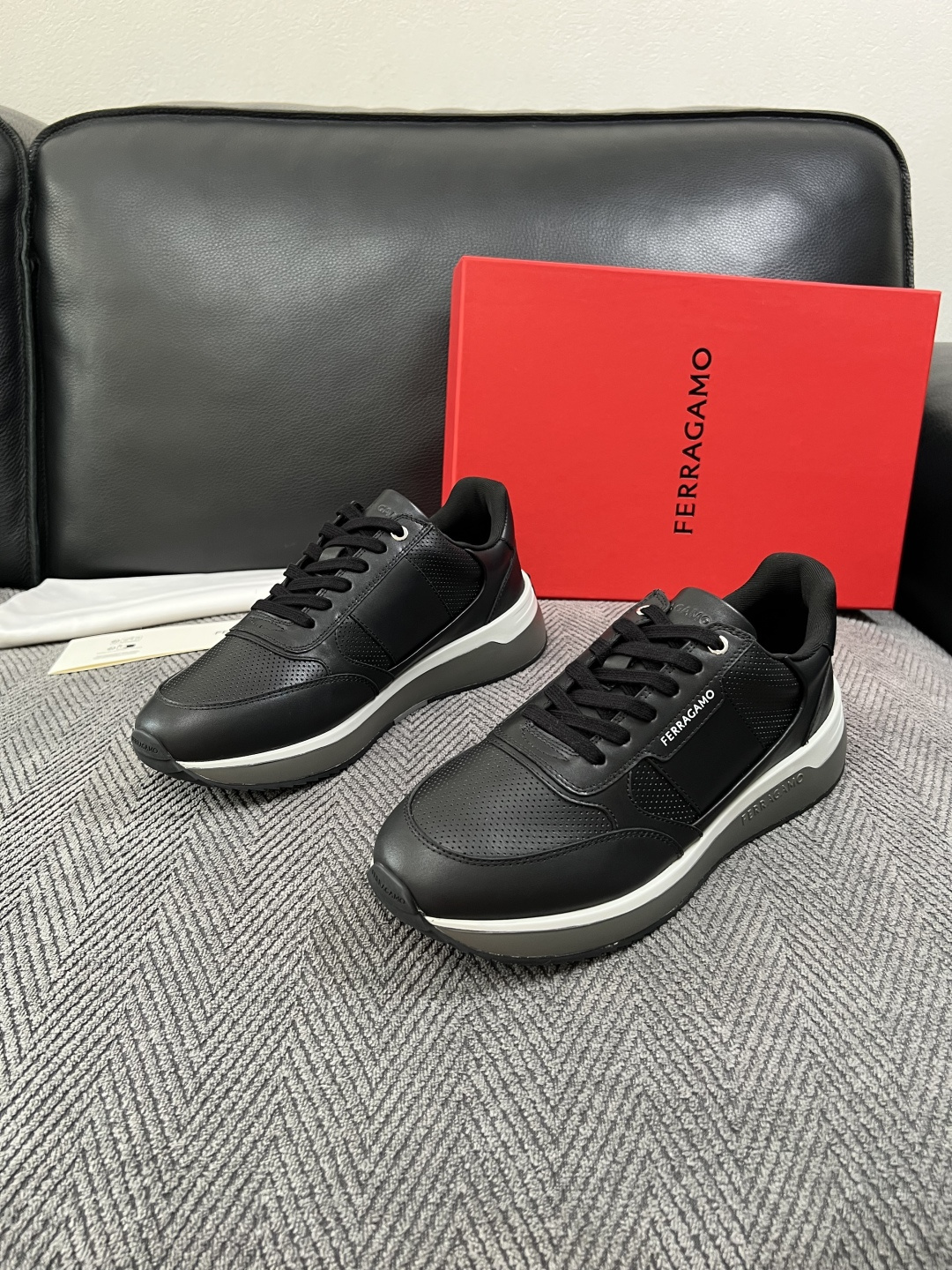 Ferragamo  高品质  顶级工艺品  菲拉格慕   专柜同步发售原厂配置，意大利进口原版牛皮，进口水染牛里 ，鞋