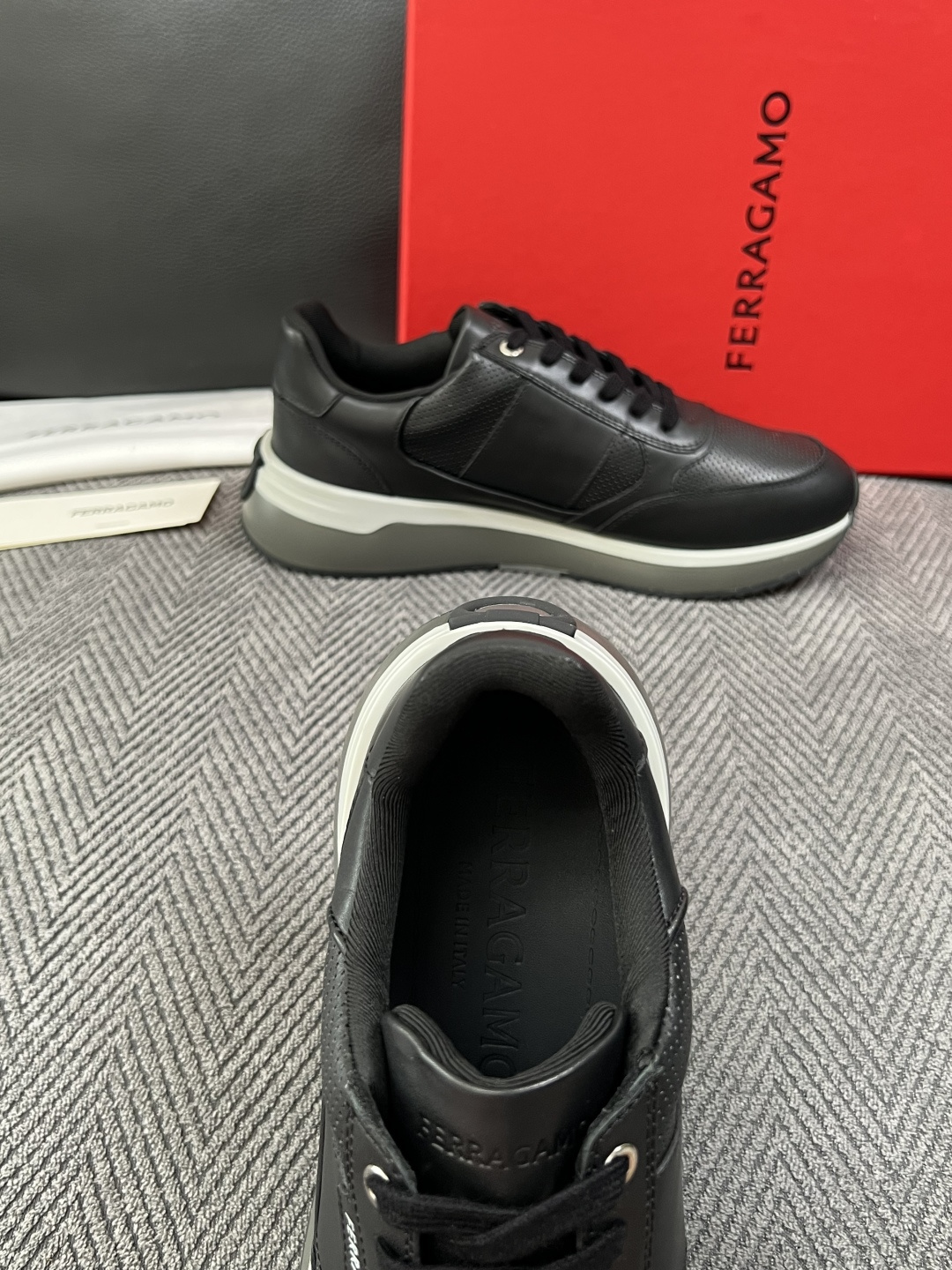Ferragamo  高品质  顶级工艺品  菲拉格慕   专柜同步发售原厂配置，意大利进口原版牛皮，进口水染牛里 ，鞋