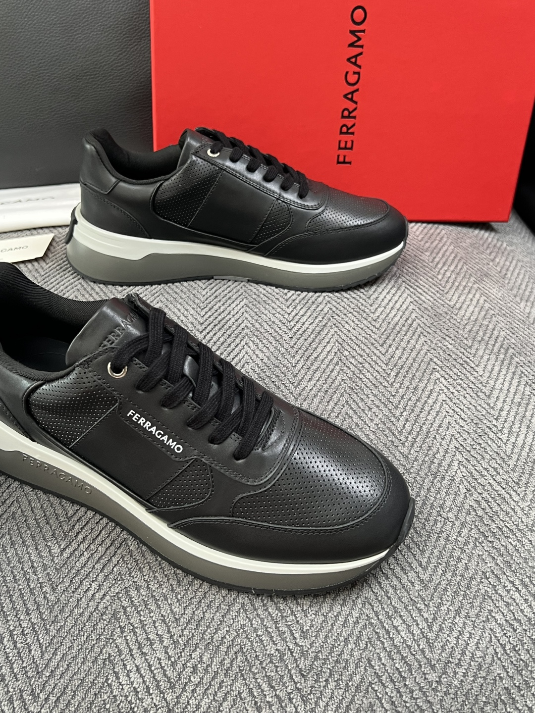 Ferragamo  高品质  顶级工艺品  菲拉格慕   专柜同步发售原厂配置，意大利进口原版牛皮，进口水染牛里 ，鞋