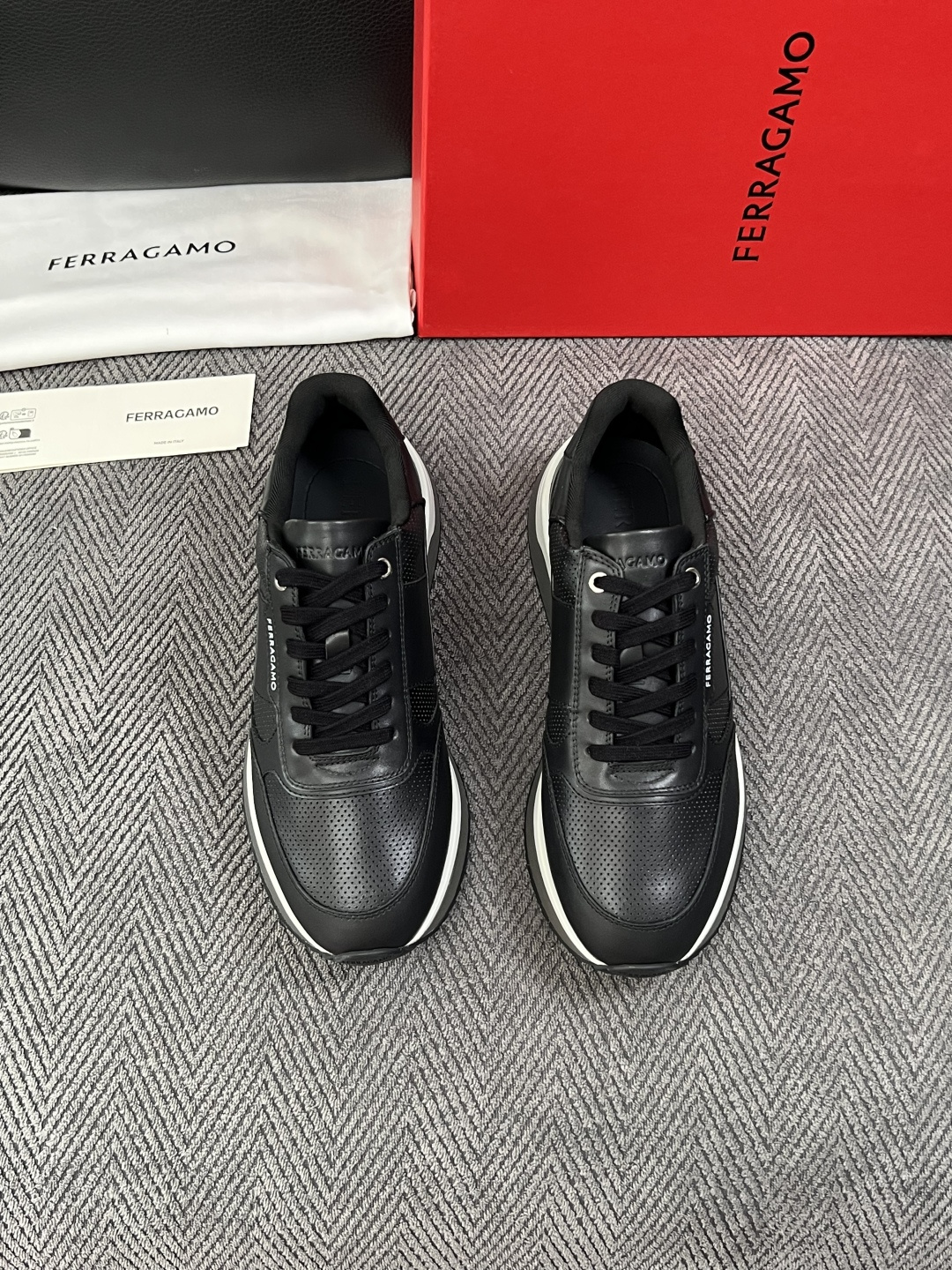 Ferragamo  高品质  顶级工艺品  菲拉格慕   专柜同步发售原厂配置，意大利进口原版牛皮，进口水染牛里 ，鞋