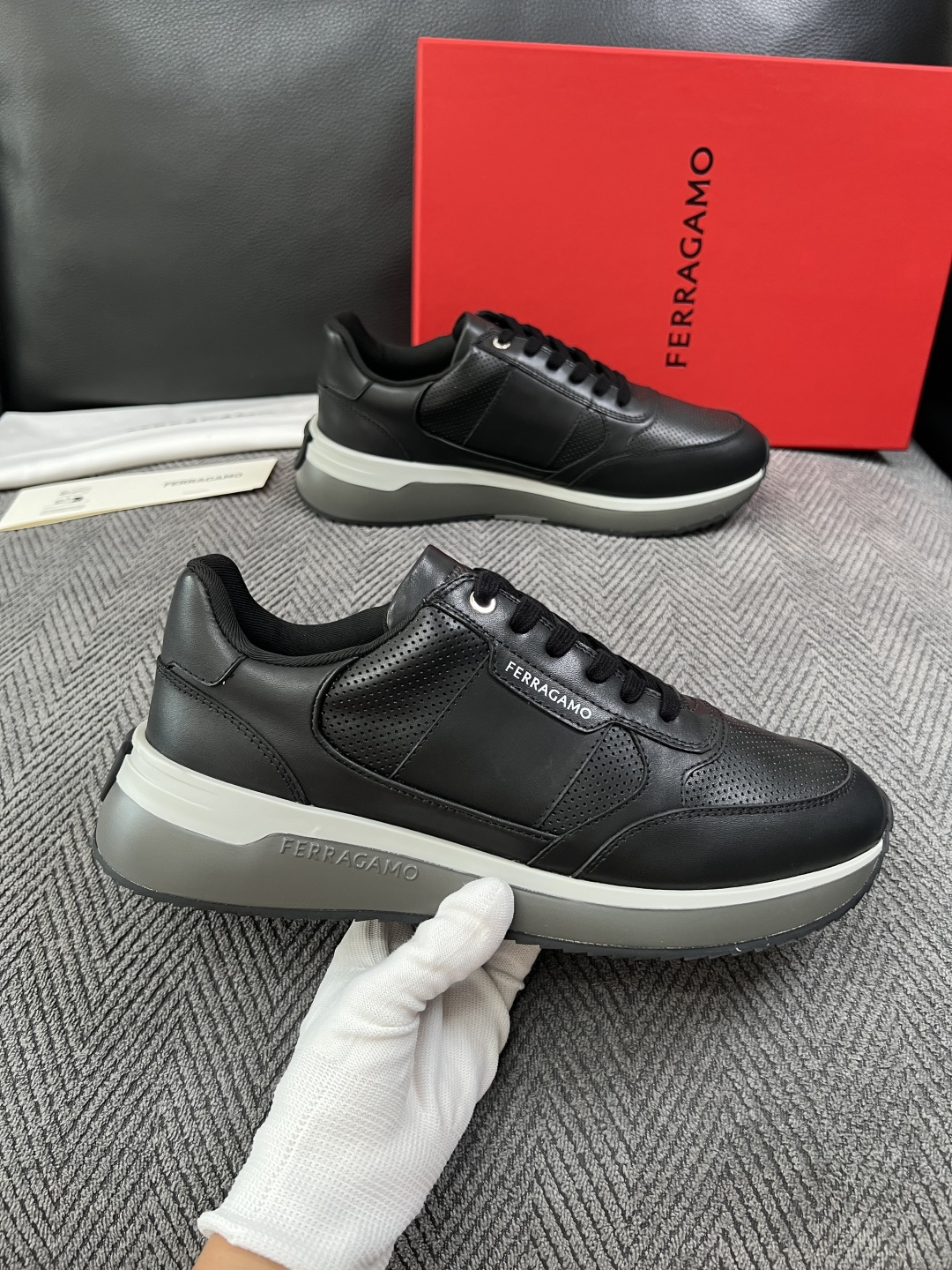 Ferragamo  高品质  顶级工艺品  菲拉格慕   专柜同步发售原厂配置，意大利进口原版牛皮，进口水染牛里 ，鞋