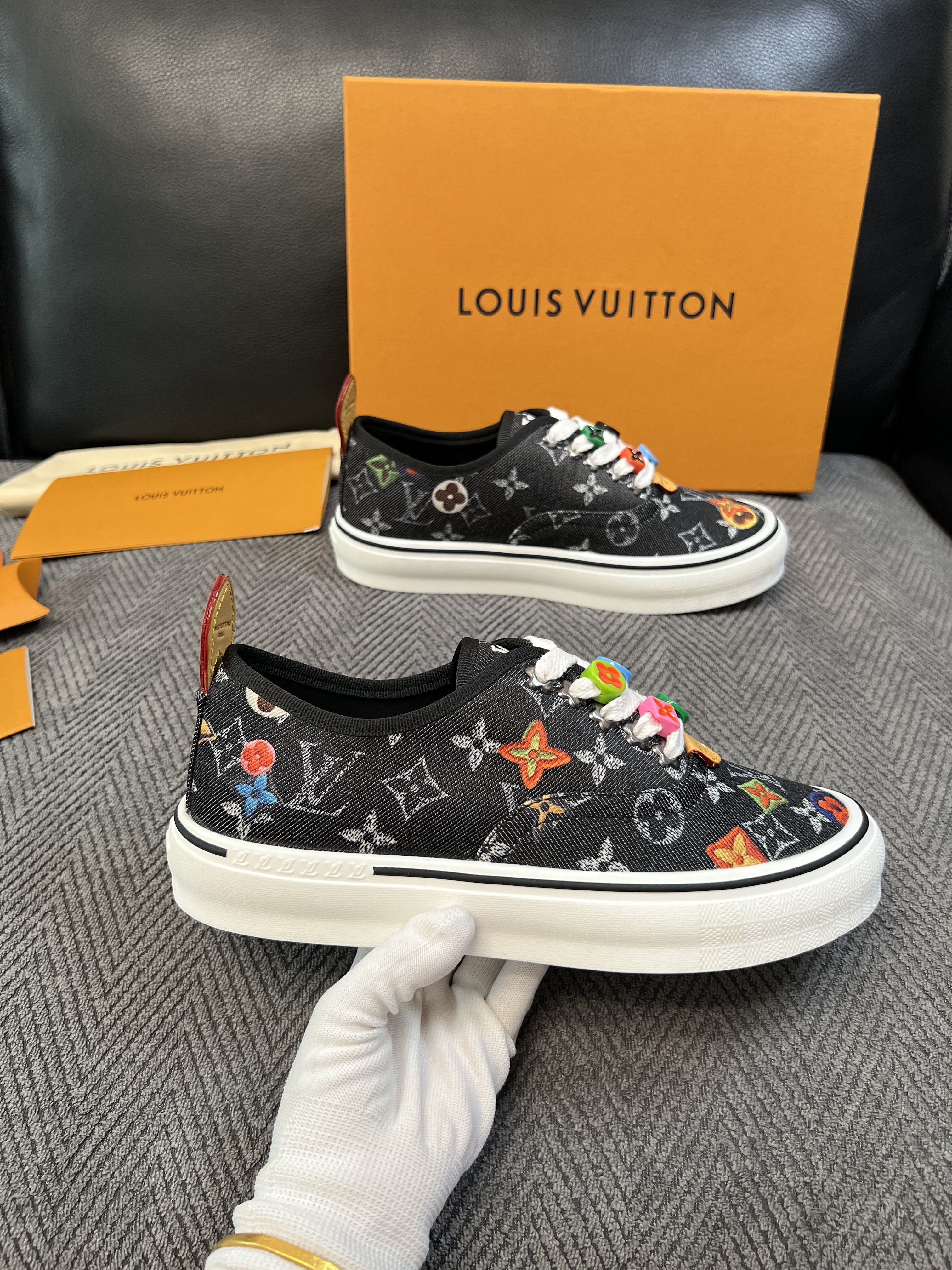 Lv  顶级代购  路易威登 专柜同步，意大利进口面料，进口水染牛皮内里，鞋底：原厂特供原版底，原厂跟单货，码数 39-