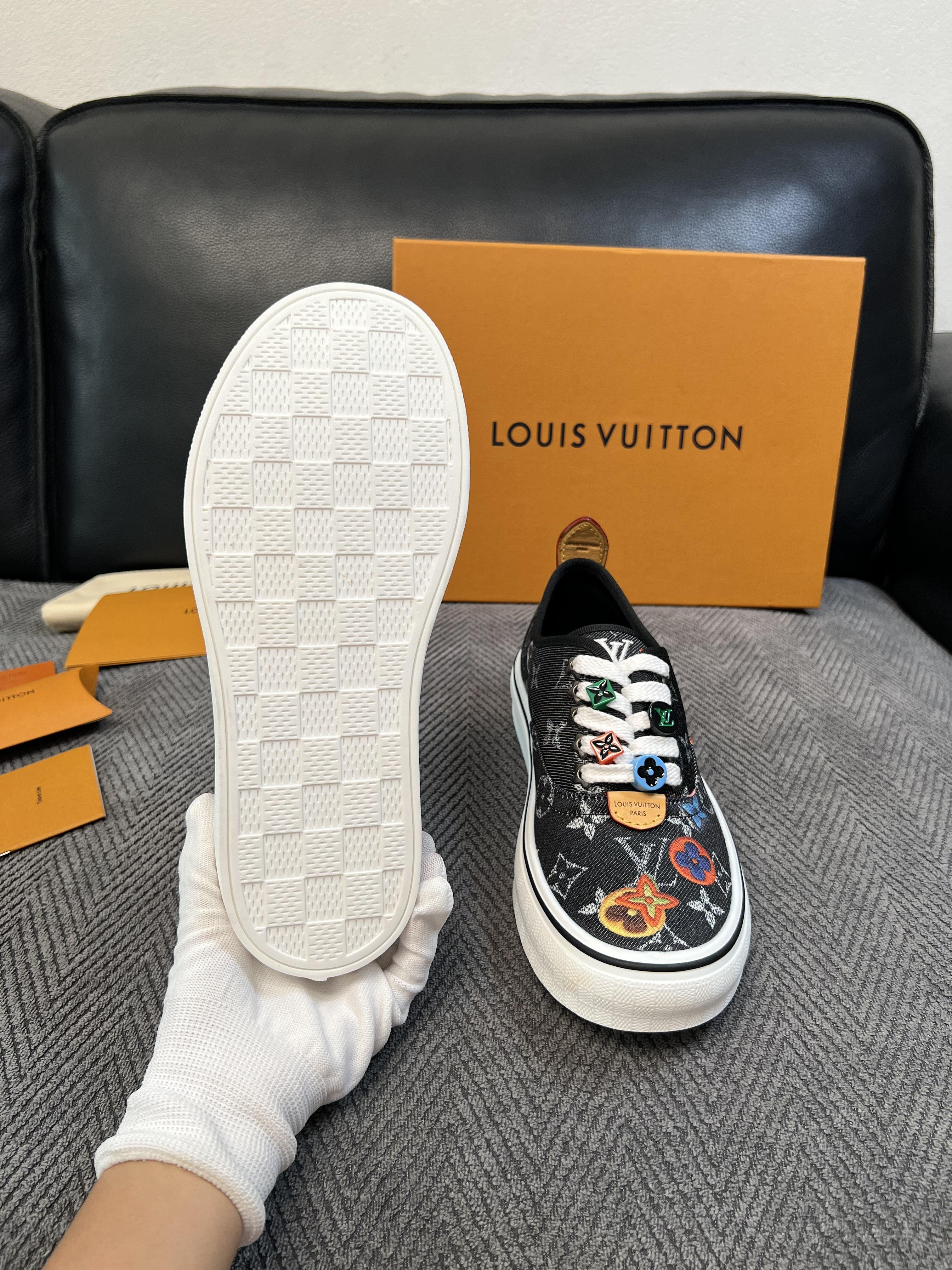 Lv  顶级代购  路易威登 专柜同步，意大利进口面料，进口水染牛皮内里，鞋底：原厂特供原版底，原厂跟单货，码数 39-
