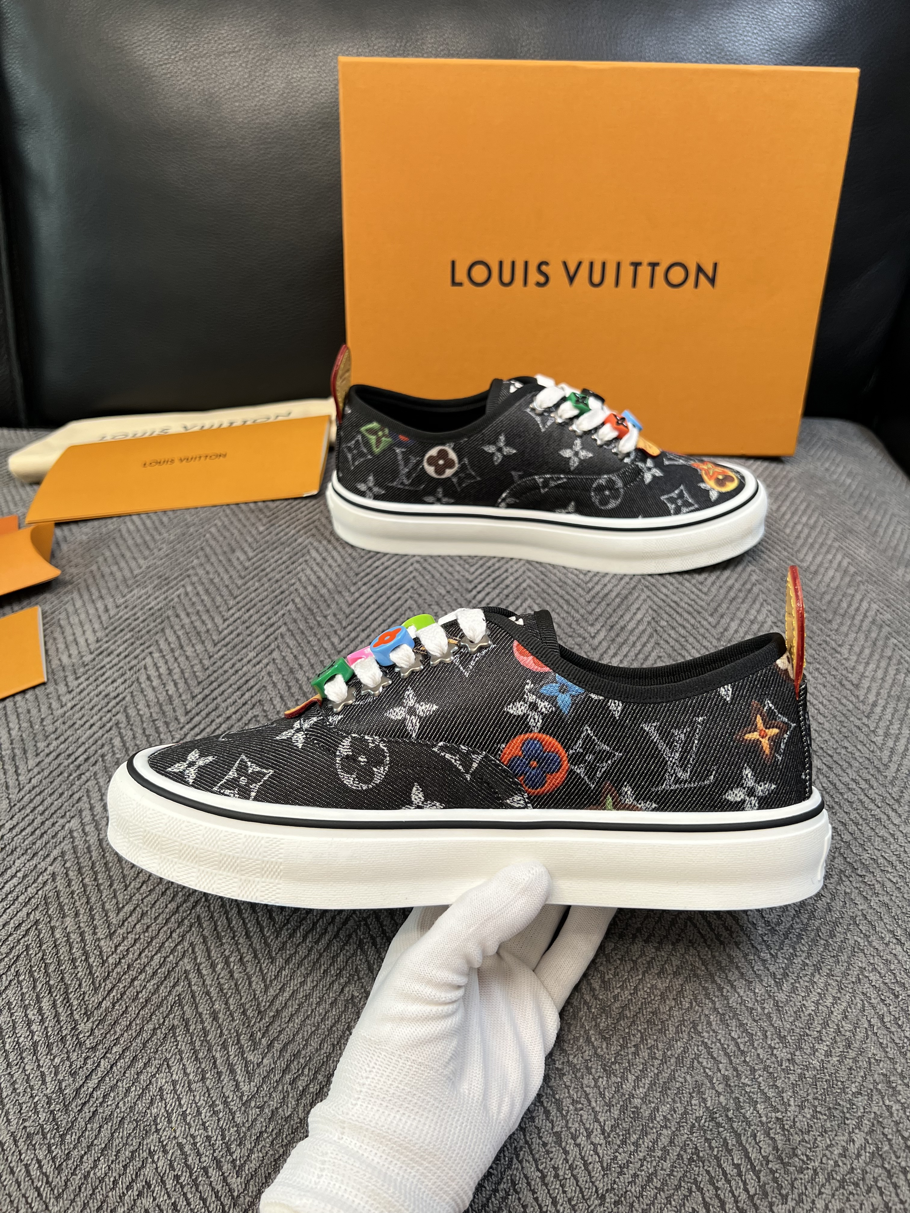 Lv  顶级代购  路易威登 专柜同步，意大利进口面料，进口水染牛皮内里，鞋底：原厂特供原版底，原厂跟单货，码数 39-