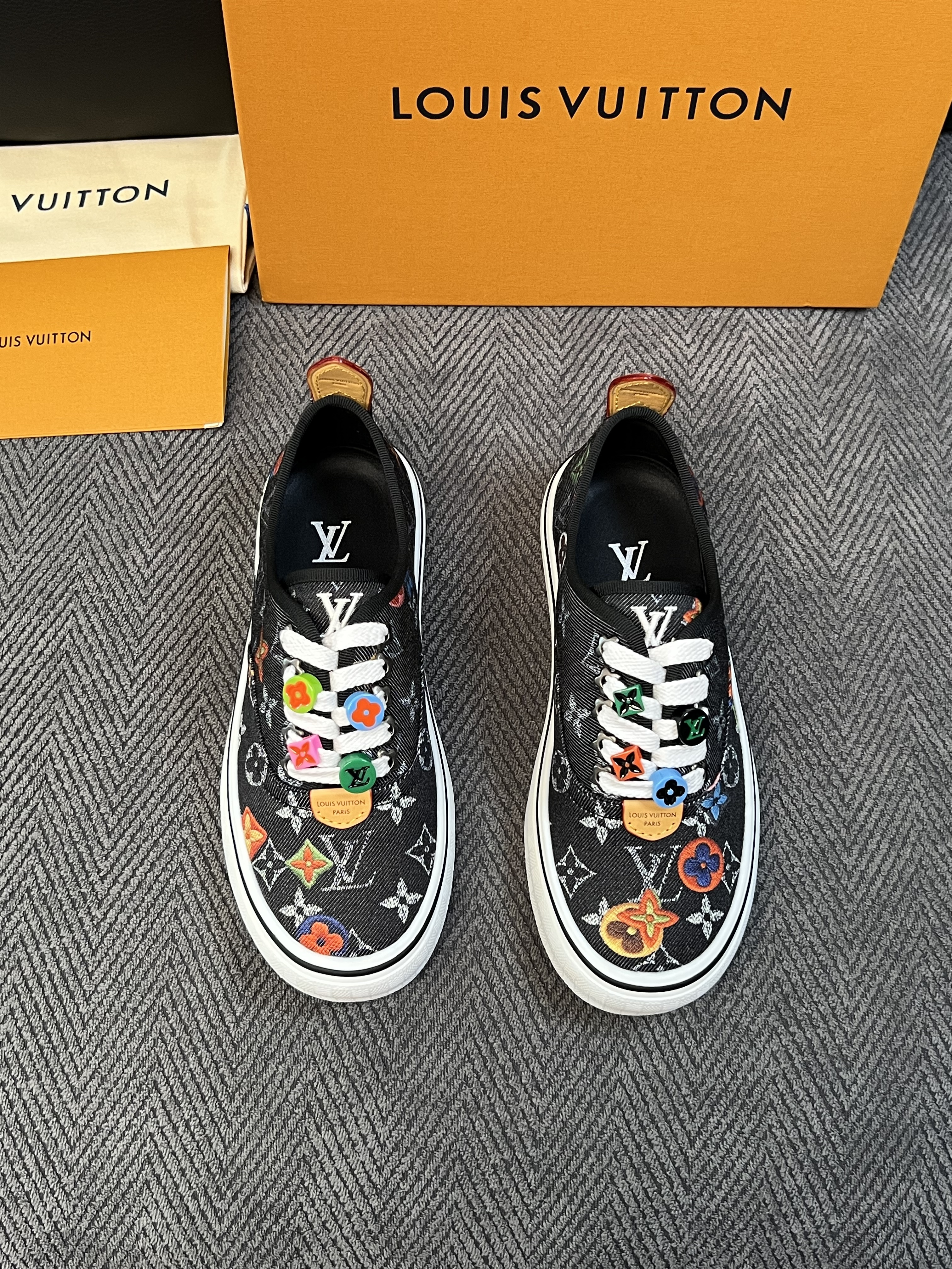 Lv  顶级代购  路易威登 专柜同步，意大利进口面料，进口水染牛皮内里，鞋底：原厂特供原版底，原厂跟单货，码数 39-