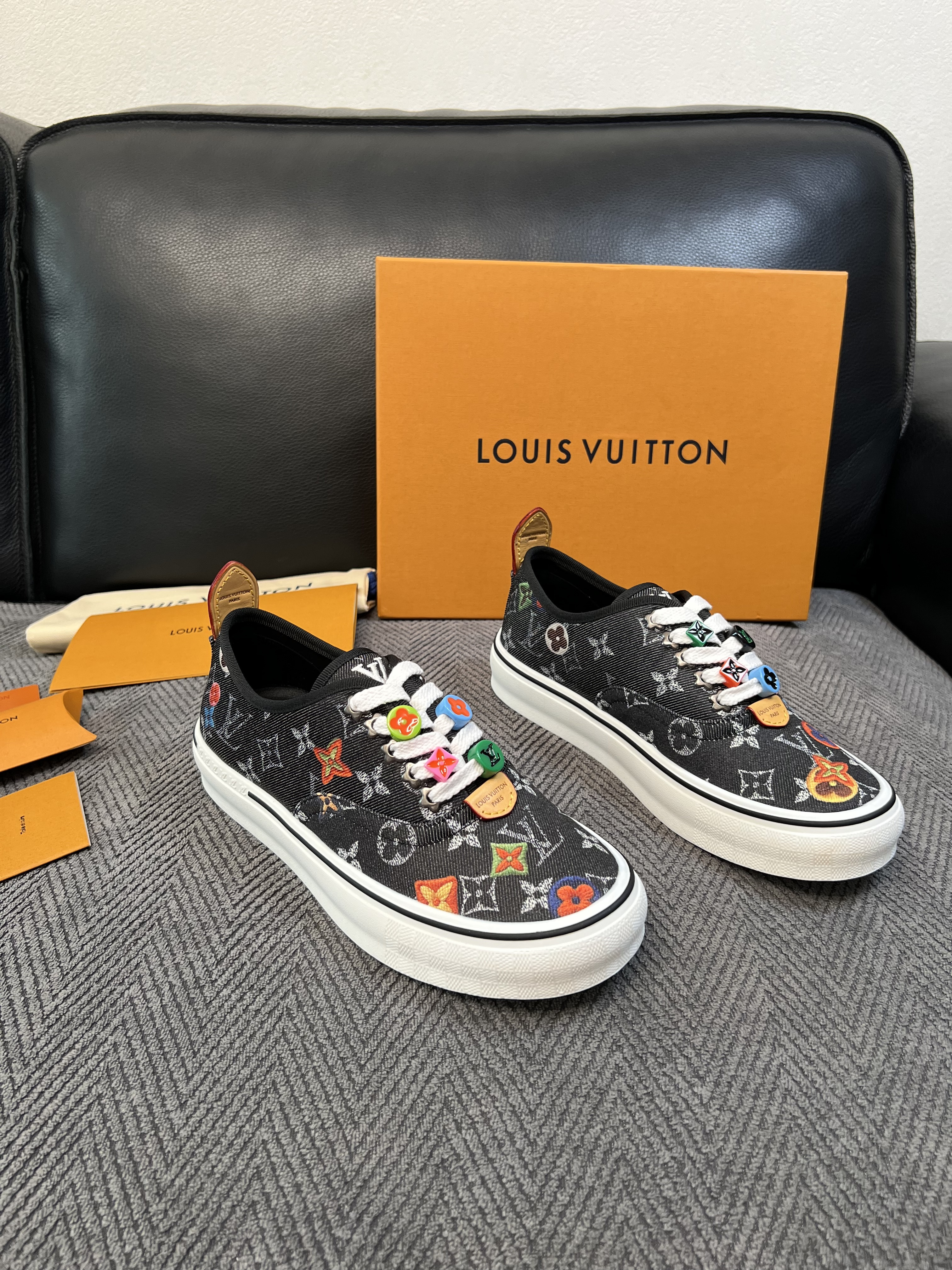 Lv  顶级代购  路易威登 专柜同步，意大利进口面料，进口水染牛皮内里，鞋底：原厂特供原版底，原厂跟单货，码数 39-
