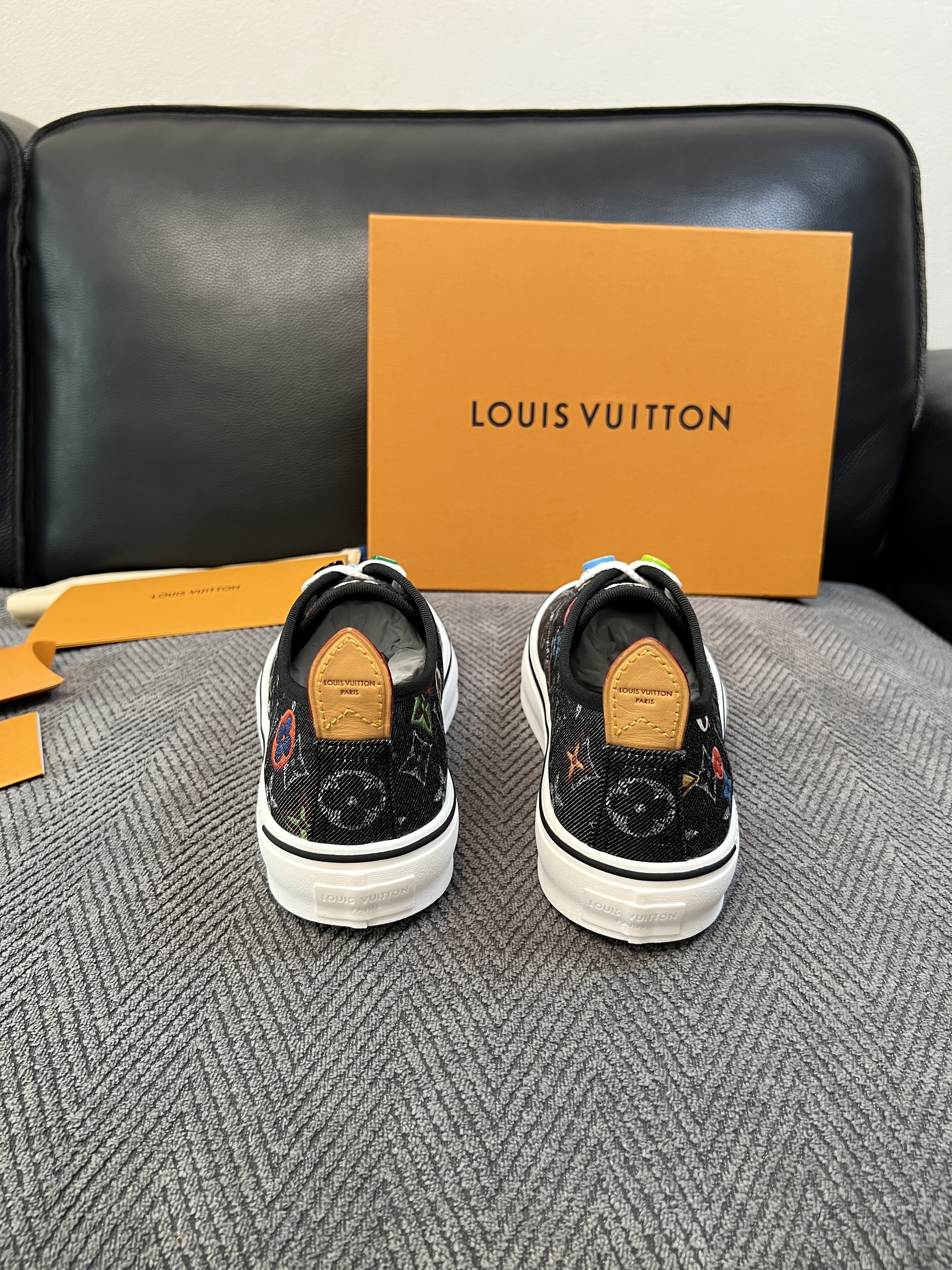 Lv  顶级代购  路易威登 专柜同步，意大利进口面料，进口水染牛皮内里，鞋底：原厂特供原版底，原厂跟单货，码数 39-