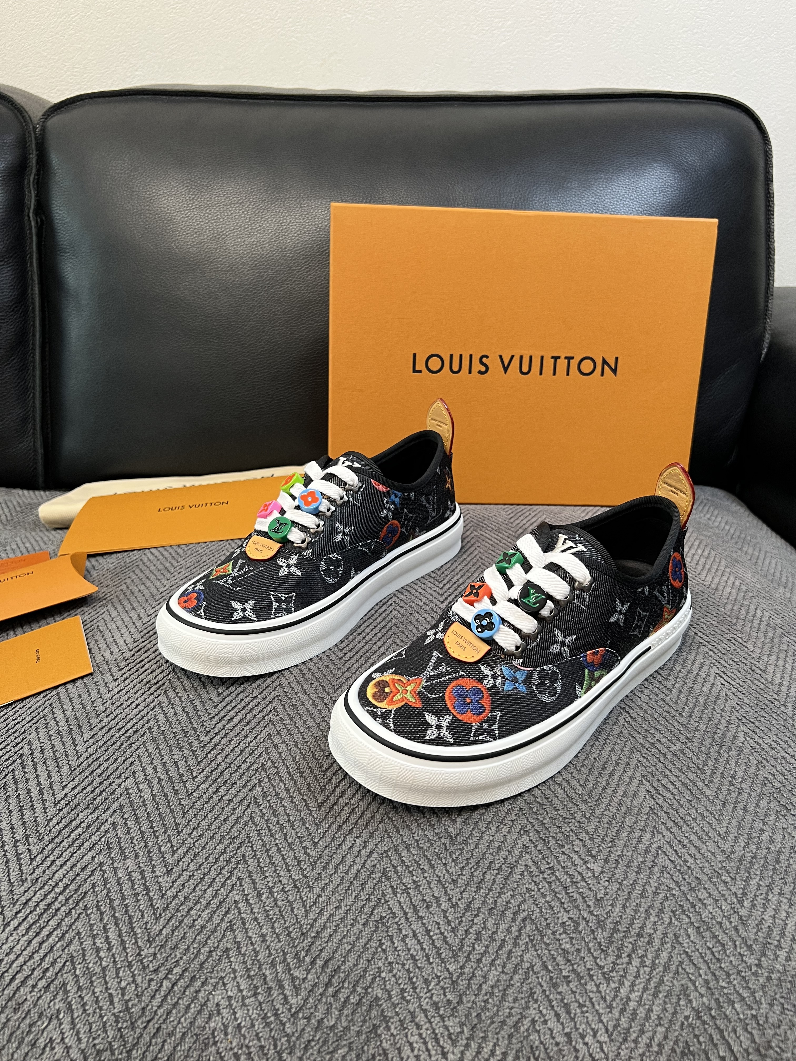 Lv  顶级代购  路易威登 专柜同步，意大利进口面料，进口水染牛皮内里，鞋底：原厂特供原版底，原厂跟单货，码数 39-