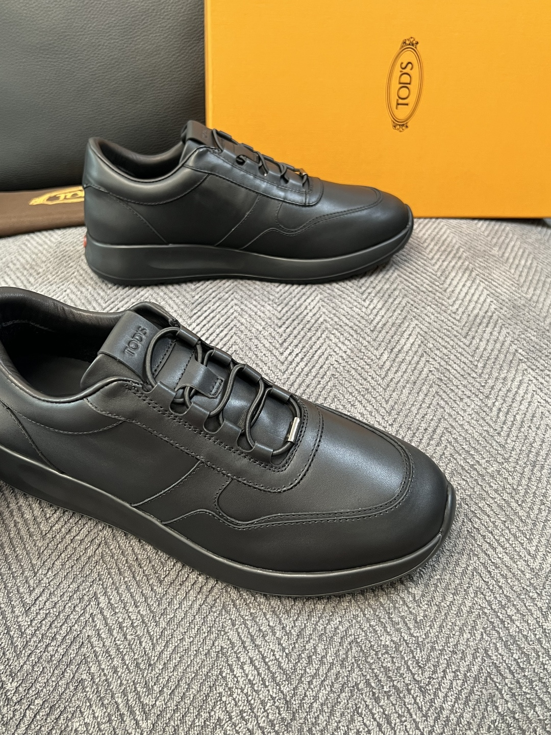 Tods  高品质  顶级工艺品  托德斯  专柜新款原厂配置，意大利进口牛皮拼布面料，进口牛里垫，透气舒适，鞋底：原厂