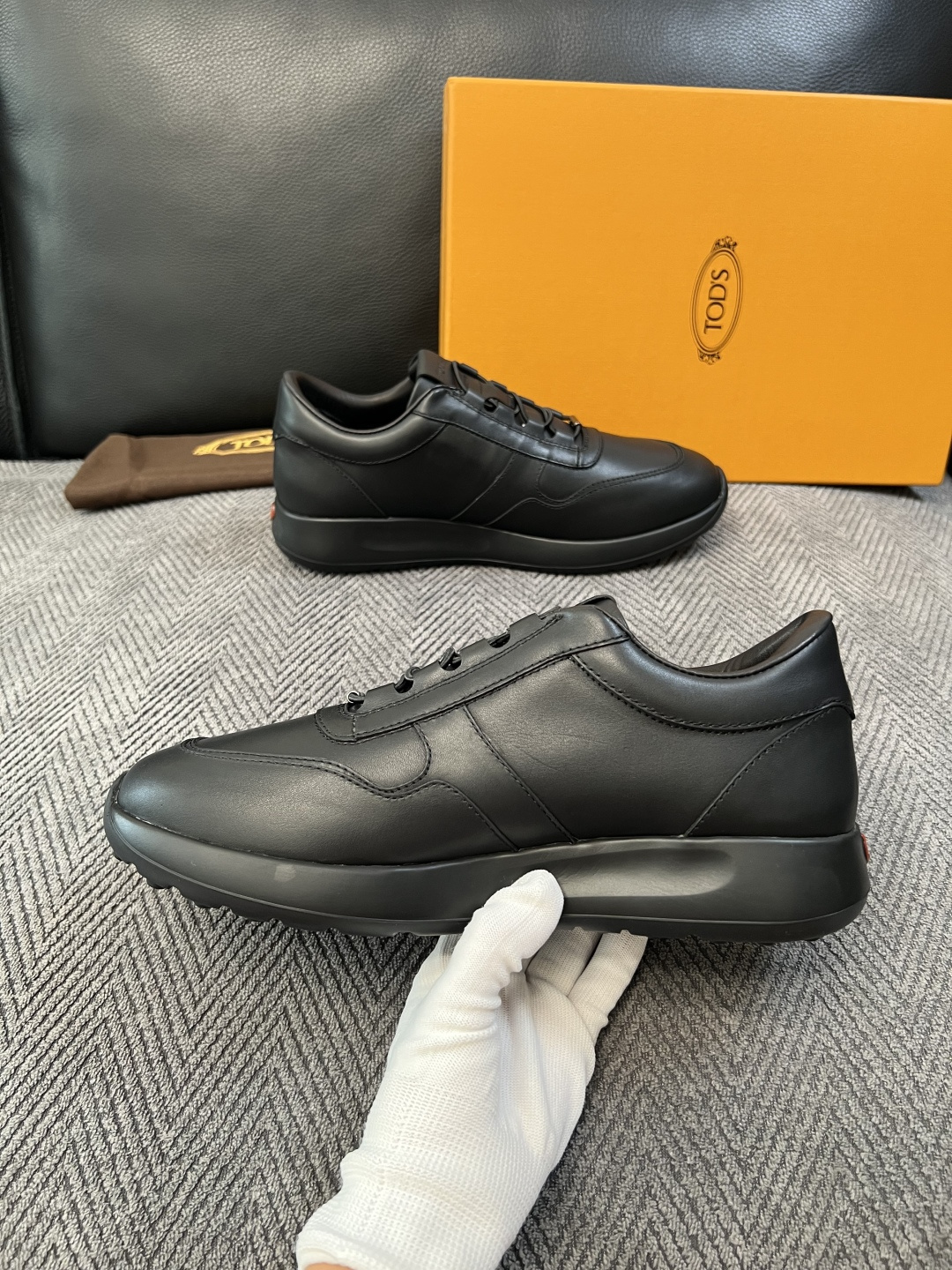 Tods  高品质  顶级工艺品  托德斯  专柜新款原厂配置，意大利进口牛皮拼布面料，进口牛里垫，透气舒适，鞋底：原厂