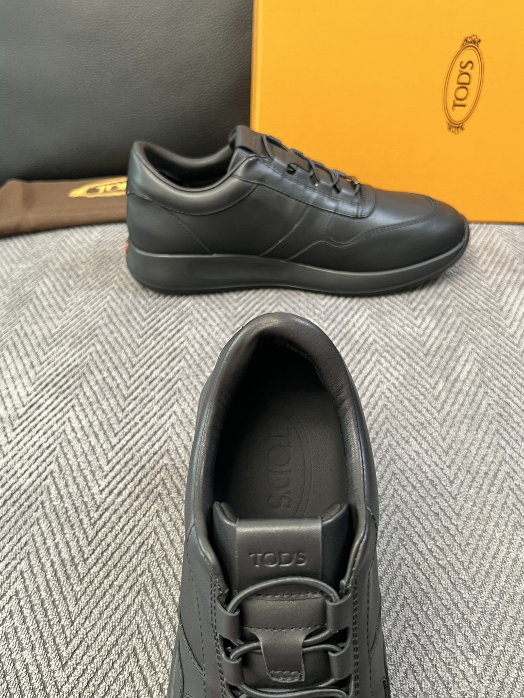 Tods  高品质  顶级工艺品  托德斯  专柜新款原厂配置，意大利进口牛皮拼布面料，进口牛里垫，透气舒适，鞋底：原厂