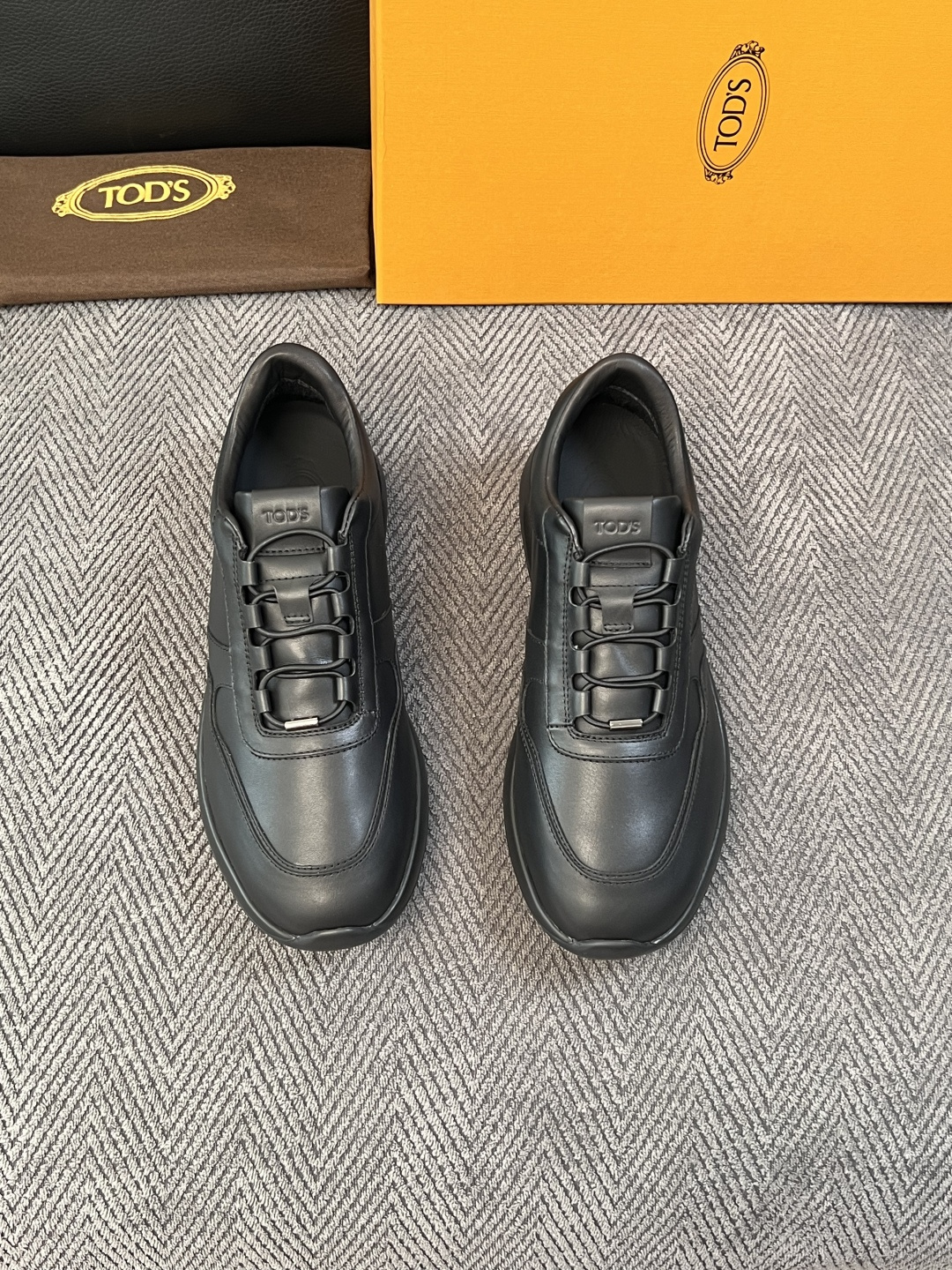 Tods  高品质  顶级工艺品  托德斯  专柜新款原厂配置，意大利进口牛皮拼布面料，进口牛里垫，透气舒适，鞋底：原厂