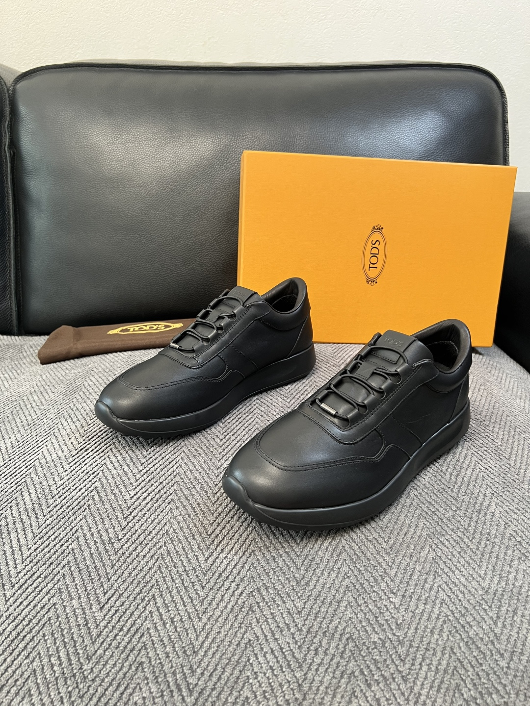 Tods  高品质  顶级工艺品  托德斯  专柜新款原厂配置，意大利进口牛皮拼布面料，进口牛里垫，透气舒适，鞋底：原厂