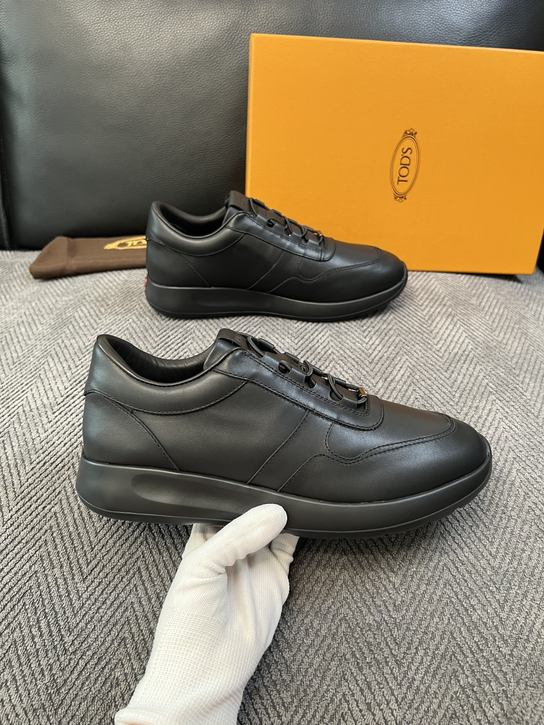 Tods  高品质  顶级工艺品  托德斯  专柜新款原厂配置，意大利进口牛皮拼布面料，进口牛里垫，透气舒适，鞋底：原厂
