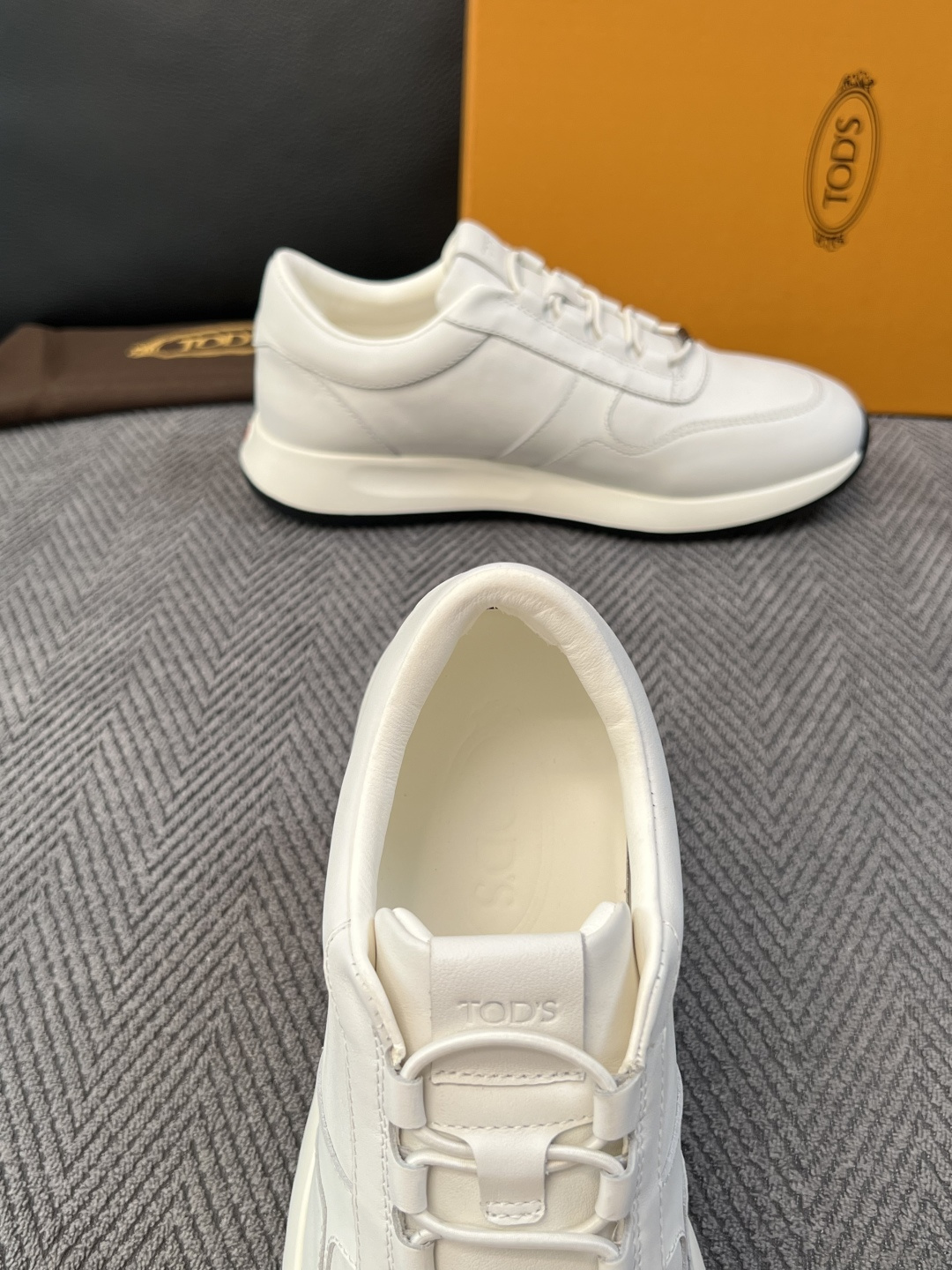 Tods  高品质  顶级工艺品  托德斯  专柜新款原厂配置，意大利进口牛皮拼布面料，进口牛里垫，透气舒适，鞋底：原厂