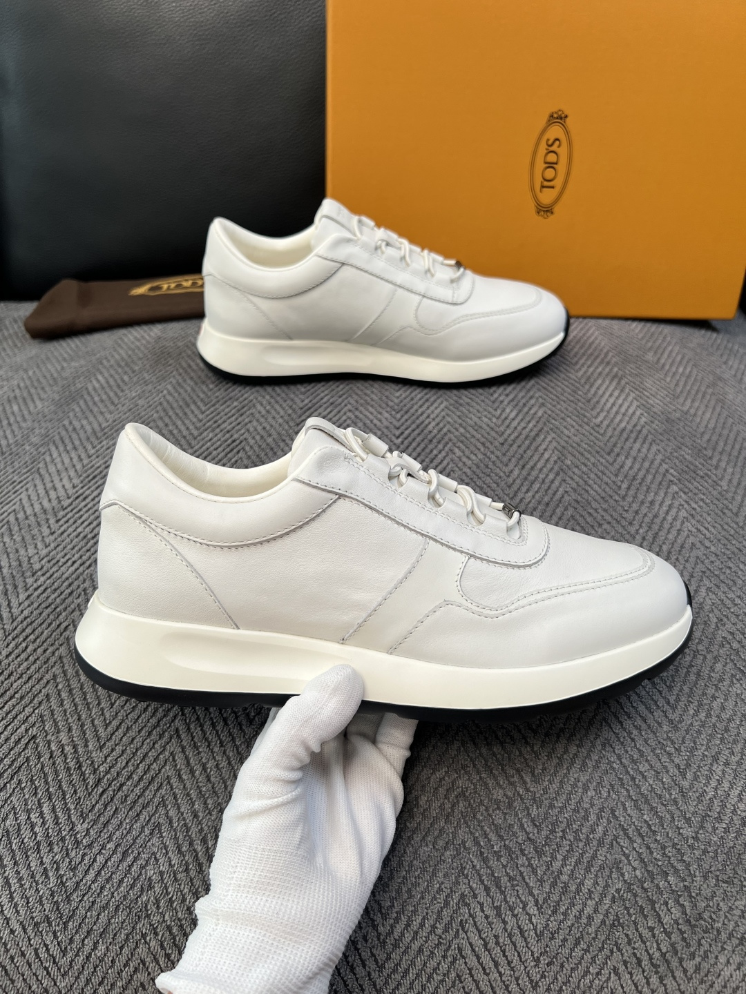 Tods  高品质  顶级工艺品  托德斯  专柜新款原厂配置，意大利进口牛皮拼布面料，进口牛里垫，透气舒适，鞋底：原厂