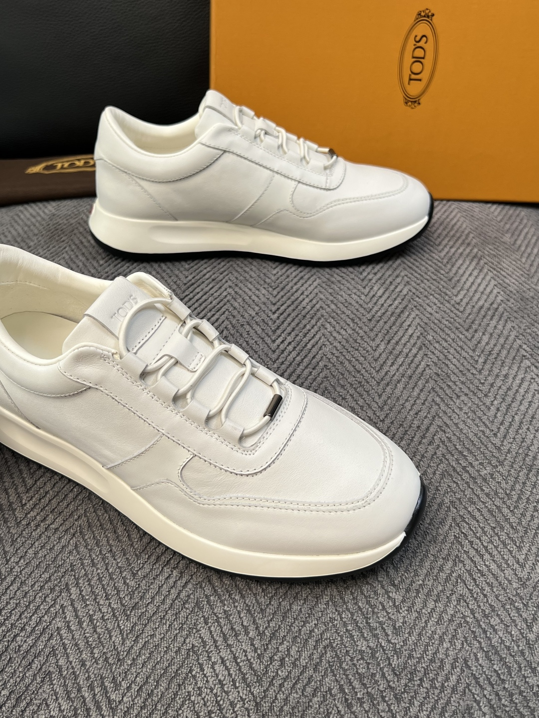 Tods  高品质  顶级工艺品  托德斯  专柜新款原厂配置，意大利进口牛皮拼布面料，进口牛里垫，透气舒适，鞋底：原厂