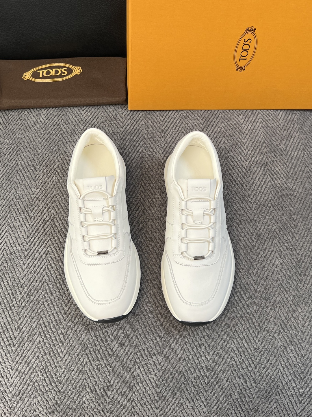 Tods  高品质  顶级工艺品  托德斯  专柜新款原厂配置，意大利进口牛皮拼布面料，进口牛里垫，透气舒适，鞋底：原厂