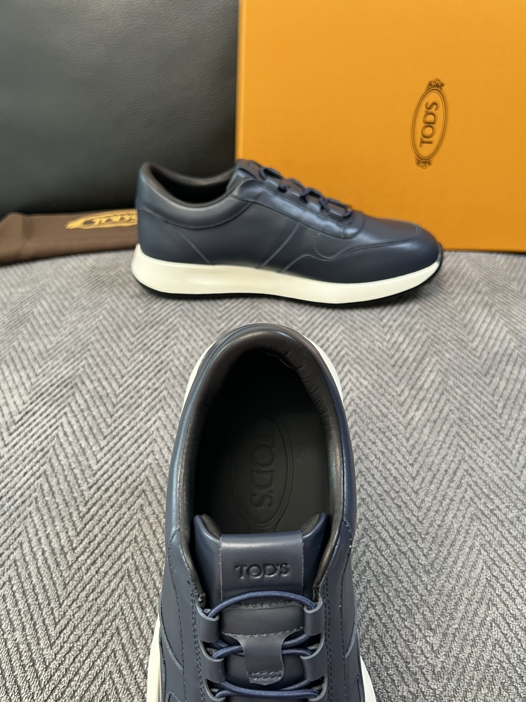 Tods  高品质  顶级工艺品  托德斯  专柜新款原厂配置，意大利进口牛皮拼布面料，进口牛里垫，透气舒适，鞋底：原厂