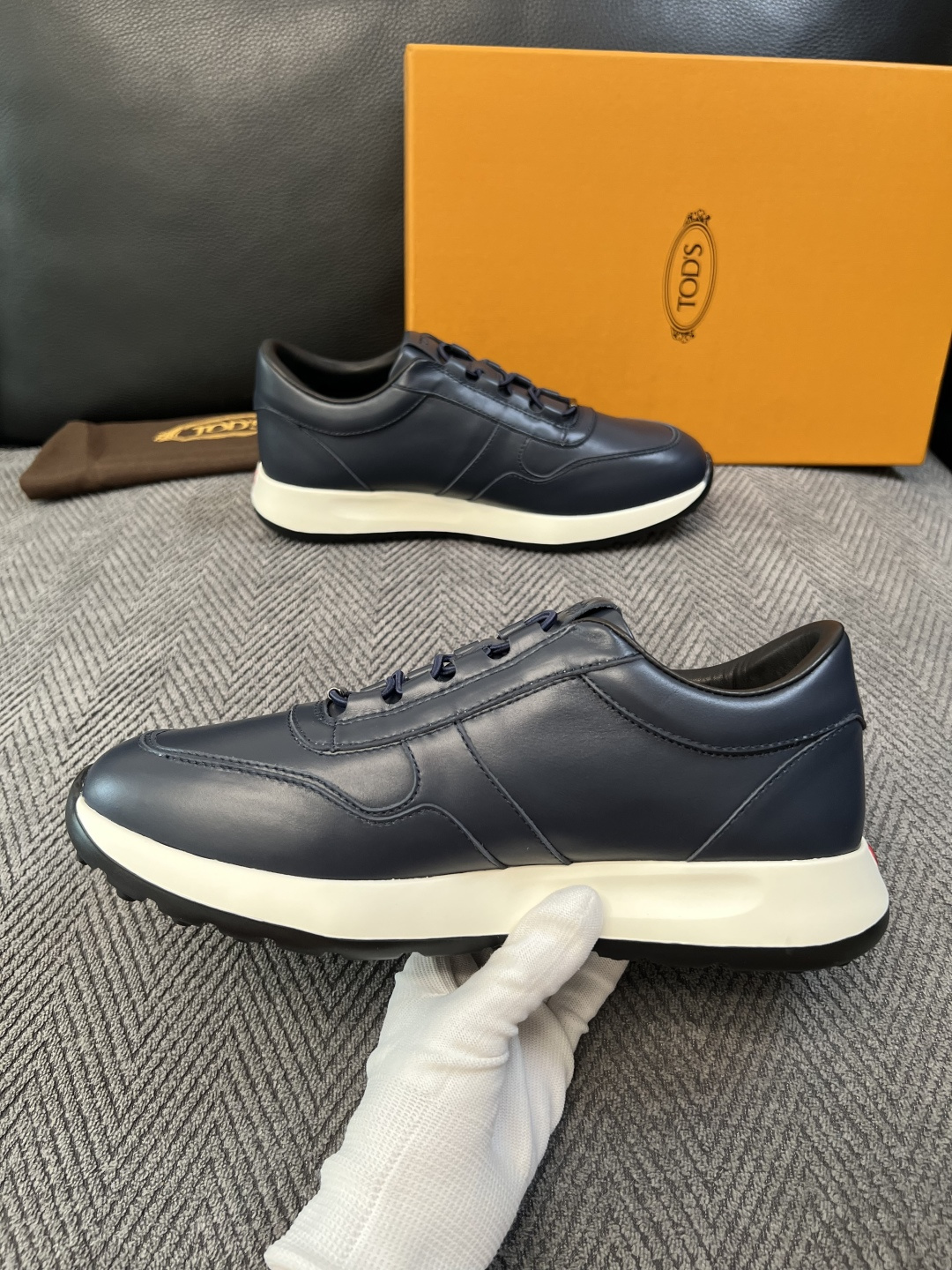 Tods  高品质  顶级工艺品  托德斯  专柜新款原厂配置，意大利进口牛皮拼布面料，进口牛里垫，透气舒适，鞋底：原厂