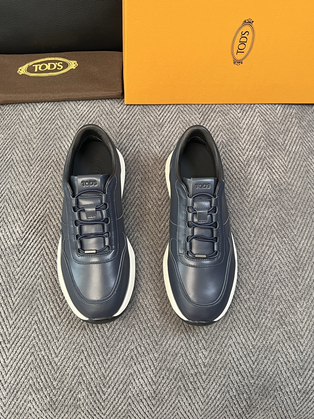 Tods  高品质  顶级工艺品  托德斯  专柜新款原厂配置，意大利进口牛皮拼布面料，进口牛里垫，透气舒适，鞋底：原厂