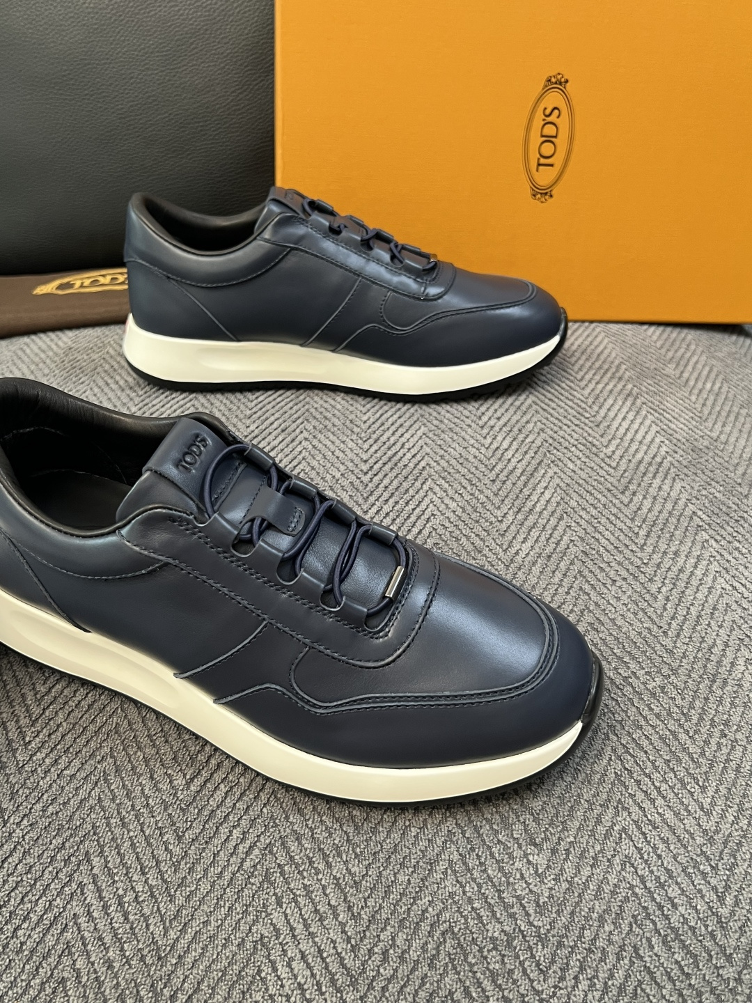 Tods  高品质  顶级工艺品  托德斯  专柜新款原厂配置，意大利进口牛皮拼布面料，进口牛里垫，透气舒适，鞋底：原厂