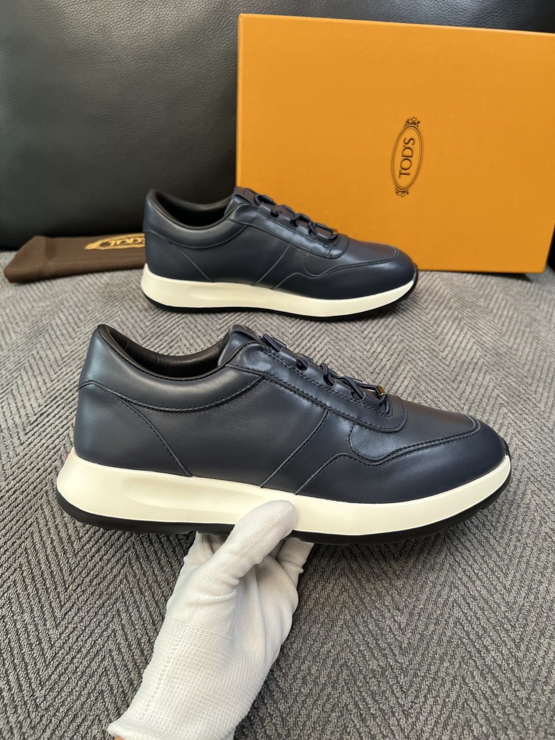 Tods  高品质  顶级工艺品  托德斯  专柜新款原厂配置，意大利进口牛皮拼布面料，进口牛里垫，透气舒适，鞋底：原厂