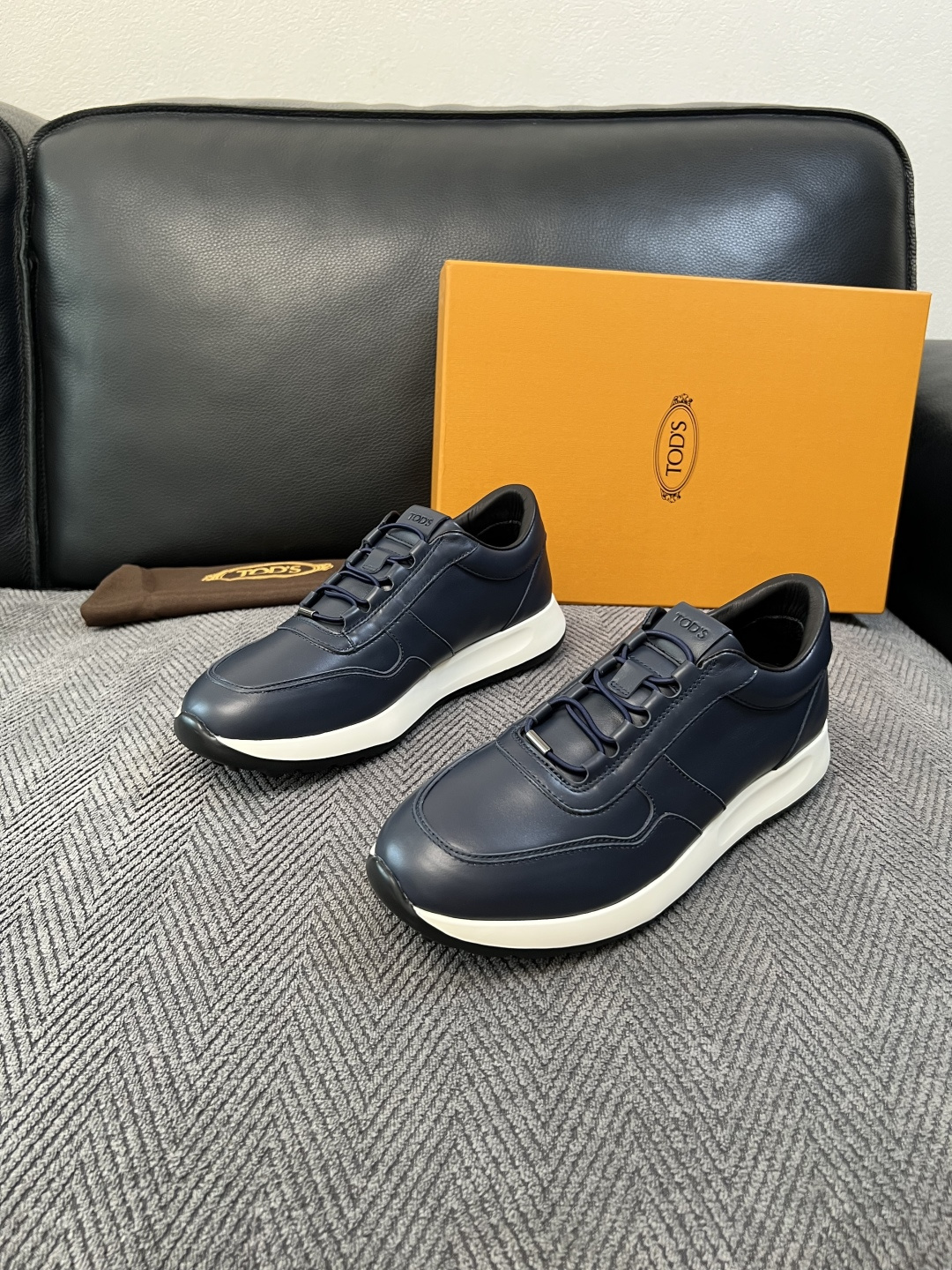 Tods  高品质  顶级工艺品  托德斯  专柜新款原厂配置，意大利进口牛皮拼布面料，进口牛里垫，透气舒适，鞋底：原厂