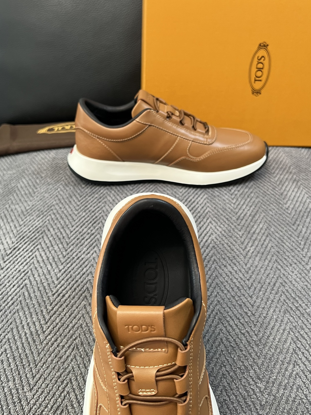 Tods  高品质  顶级工艺品  托德斯  专柜新款原厂配置，意大利进口牛皮拼布面料，进口牛里垫，透气舒适，鞋底：原厂